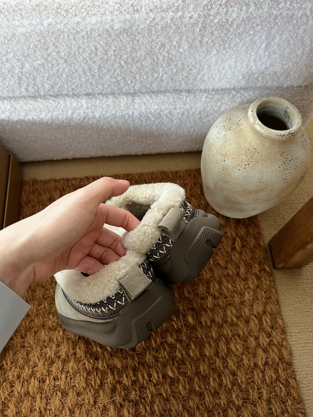 🔥，2025UGG小土豆民族风卷毛款羊毛鞋，3色，35-40码！鞋口那一圈精致的民族风花纹织带，色彩碰撞