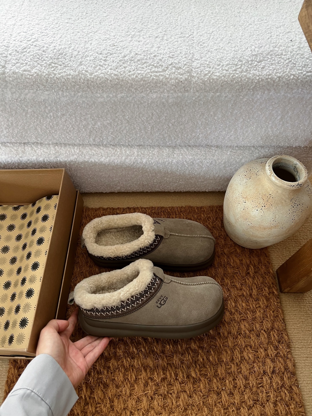 🔥，2025UGG小土豆民族风卷毛款羊毛鞋，3色，35-40码！鞋口那一圈精致的民族风花纹织带，色彩碰撞