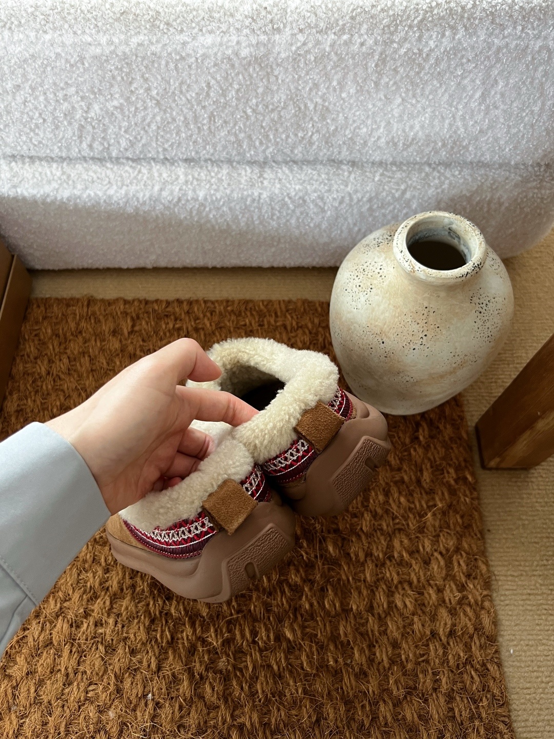 🔥,2025UGG小土豆民族风卷毛款羊毛鞋,3色,35-40码!鞋口那一圈精致的民族风花纹织带,色彩碰撞