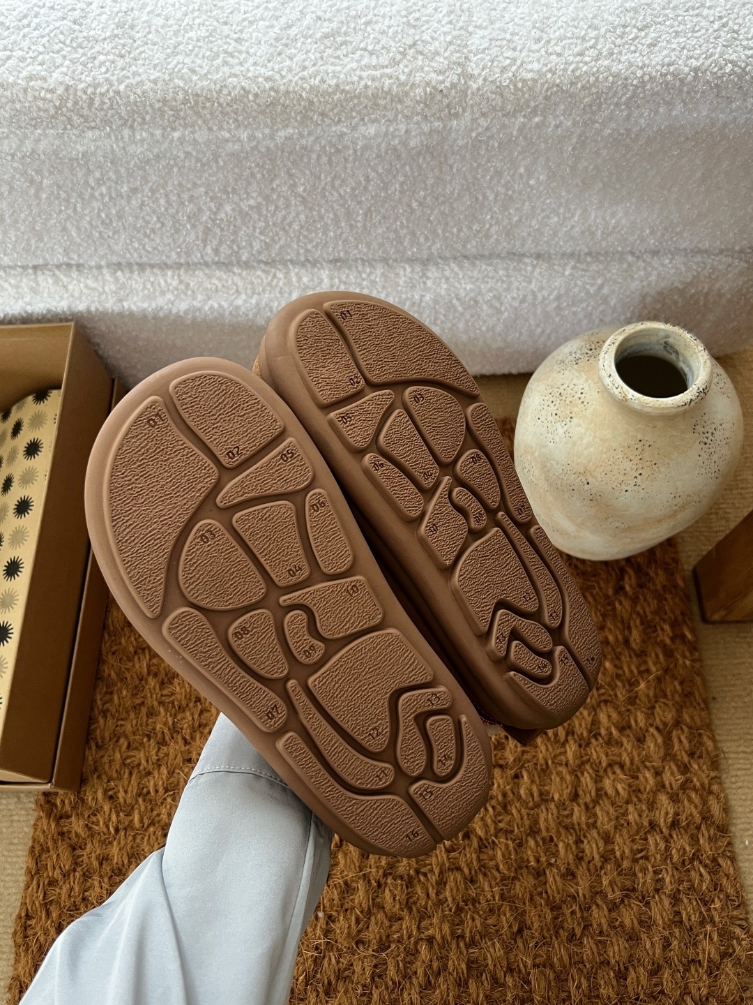 🔥,2025UGG小土豆民族风卷毛款羊毛鞋,3色,35-40码!鞋口那一圈精致的民族风花纹织带,色彩碰撞