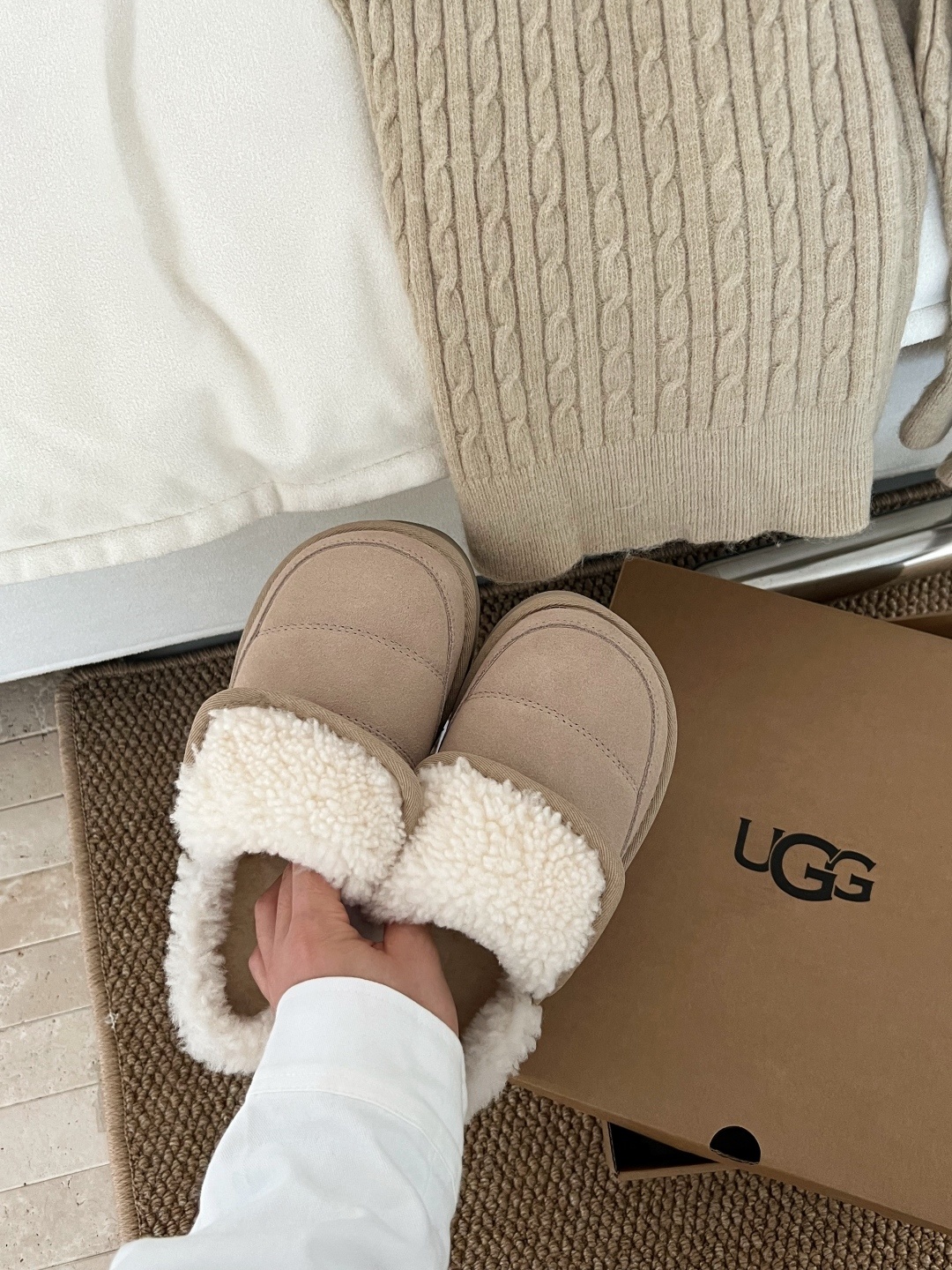 🔥UGG毛毛虫卷毛鞋|把冬日软萌踩在脚上!圆滚滚的毛毛虫鞋型太戳心!卷毛面料软乎乎的,上手摸就知道质感超