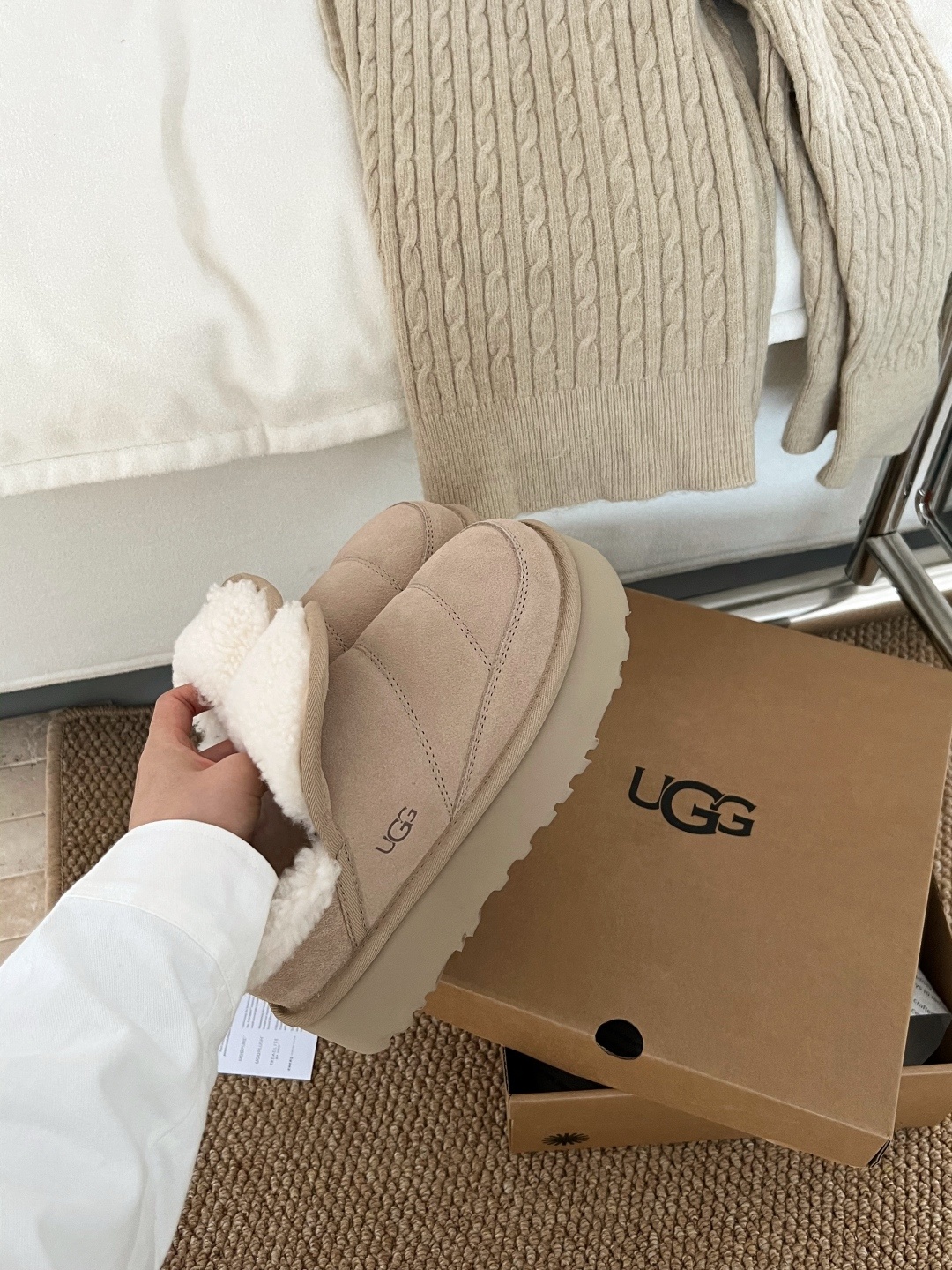 🔥UGG毛毛虫卷毛鞋|把冬日软萌踩在脚上!圆滚滚的毛毛虫鞋型太戳心!卷毛面料软乎乎的,上手摸就知道质感超