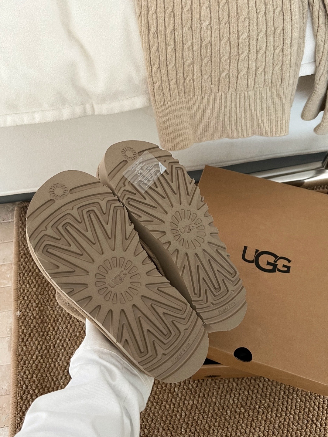🔥UGG毛毛虫卷毛鞋|把冬日软萌踩在脚上!圆滚滚的毛毛虫鞋型太戳心!卷毛面料软乎乎的,上手摸就知道质感超