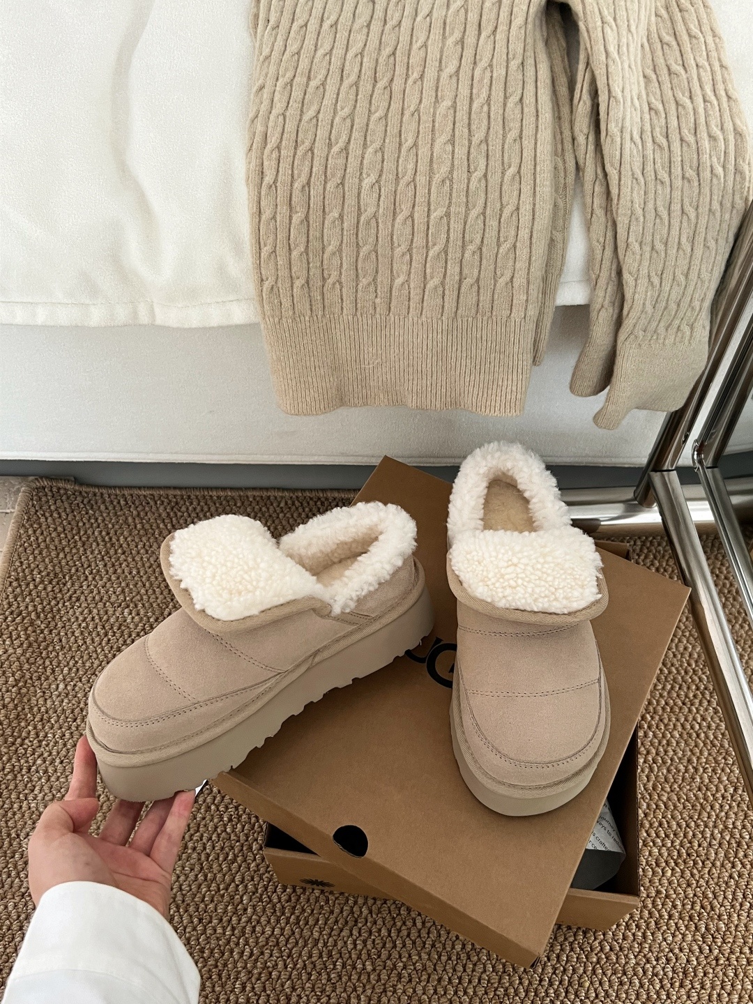 🔥UGG毛毛虫卷毛鞋|把冬日软萌踩在脚上!圆滚滚的毛毛虫鞋型太戳心!卷毛面料软乎乎的,上手摸就知道质感超