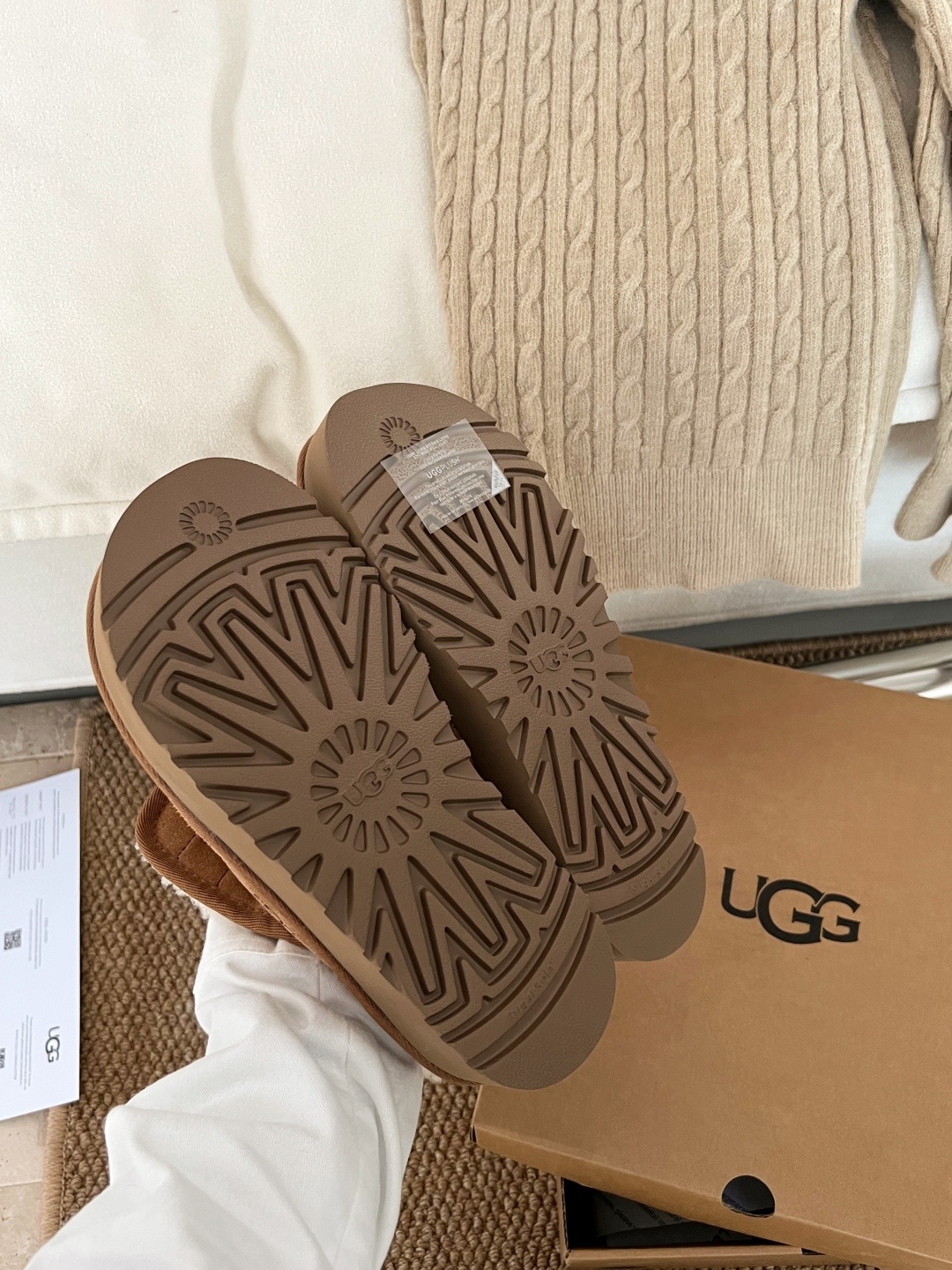 🔥UGG毛毛虫卷毛鞋|把冬日软萌踩在脚上!圆滚滚的毛毛虫鞋型太戳心!卷毛面料软乎乎的,上手摸就知道质感超