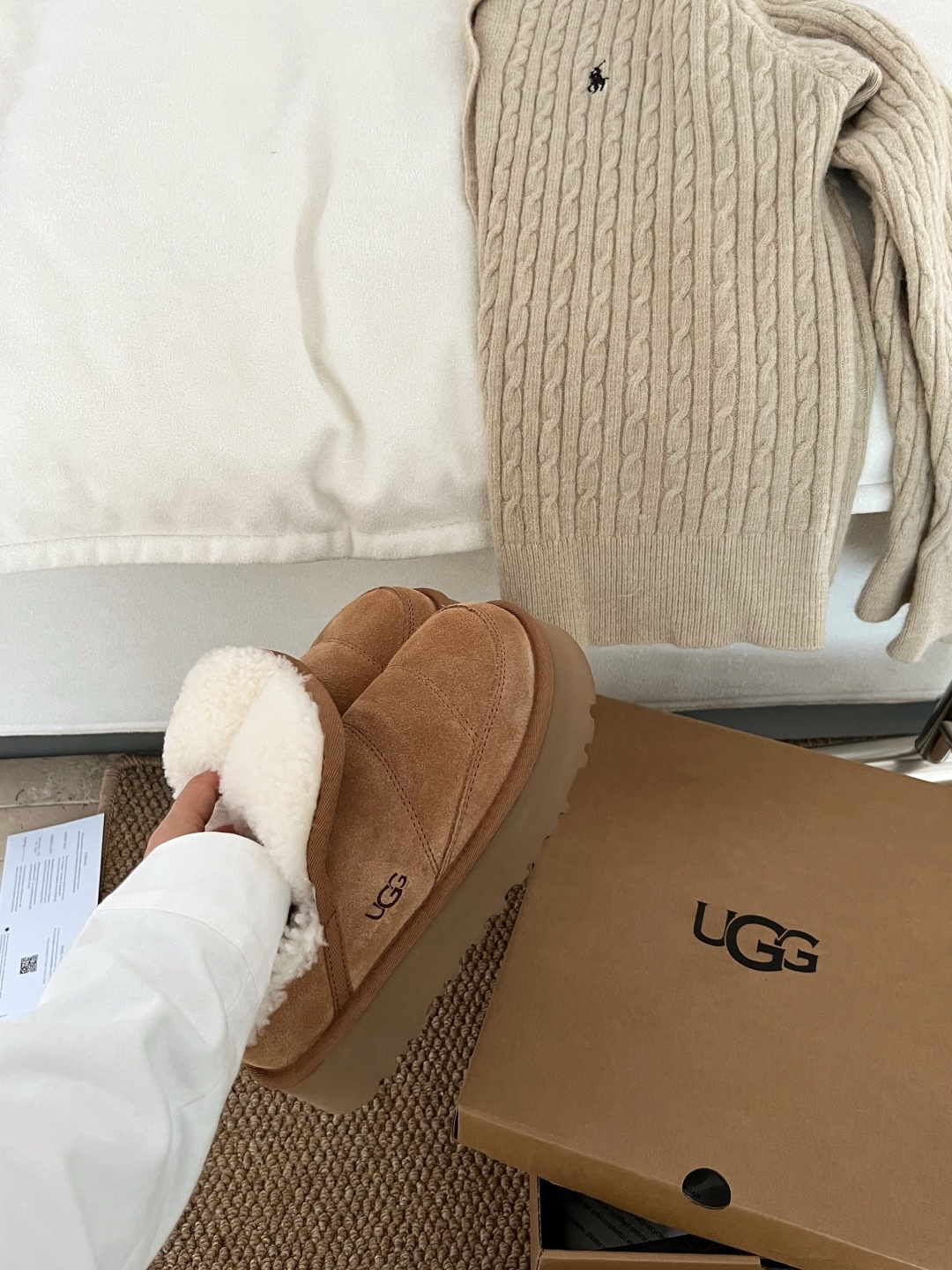 🔥UGG毛毛虫卷毛鞋|把冬日软萌踩在脚上!圆滚滚的毛毛虫鞋型太戳心!卷毛面料软乎乎的,上手摸就知道质感超
