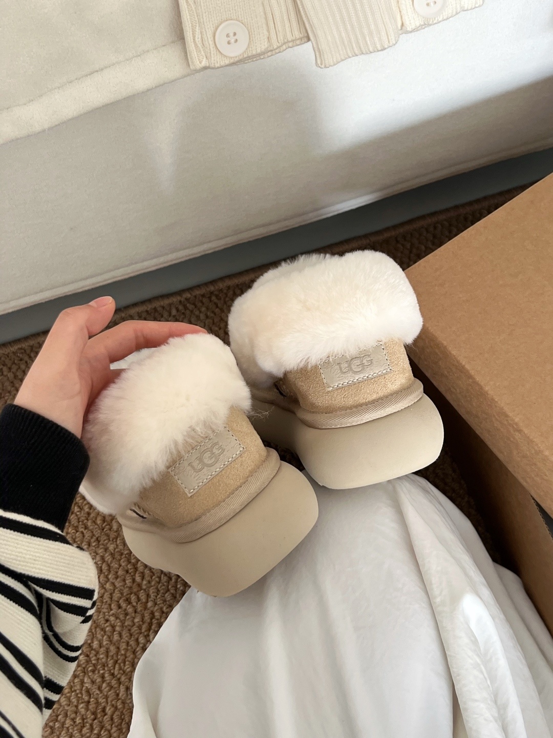 上新🌸UGG毛毛拖|民族风编织+可踩后跟秋冬懒人穿搭的快乐密码谁能拒绝这双能踩后跟的UGG毛毛拖啊!✅