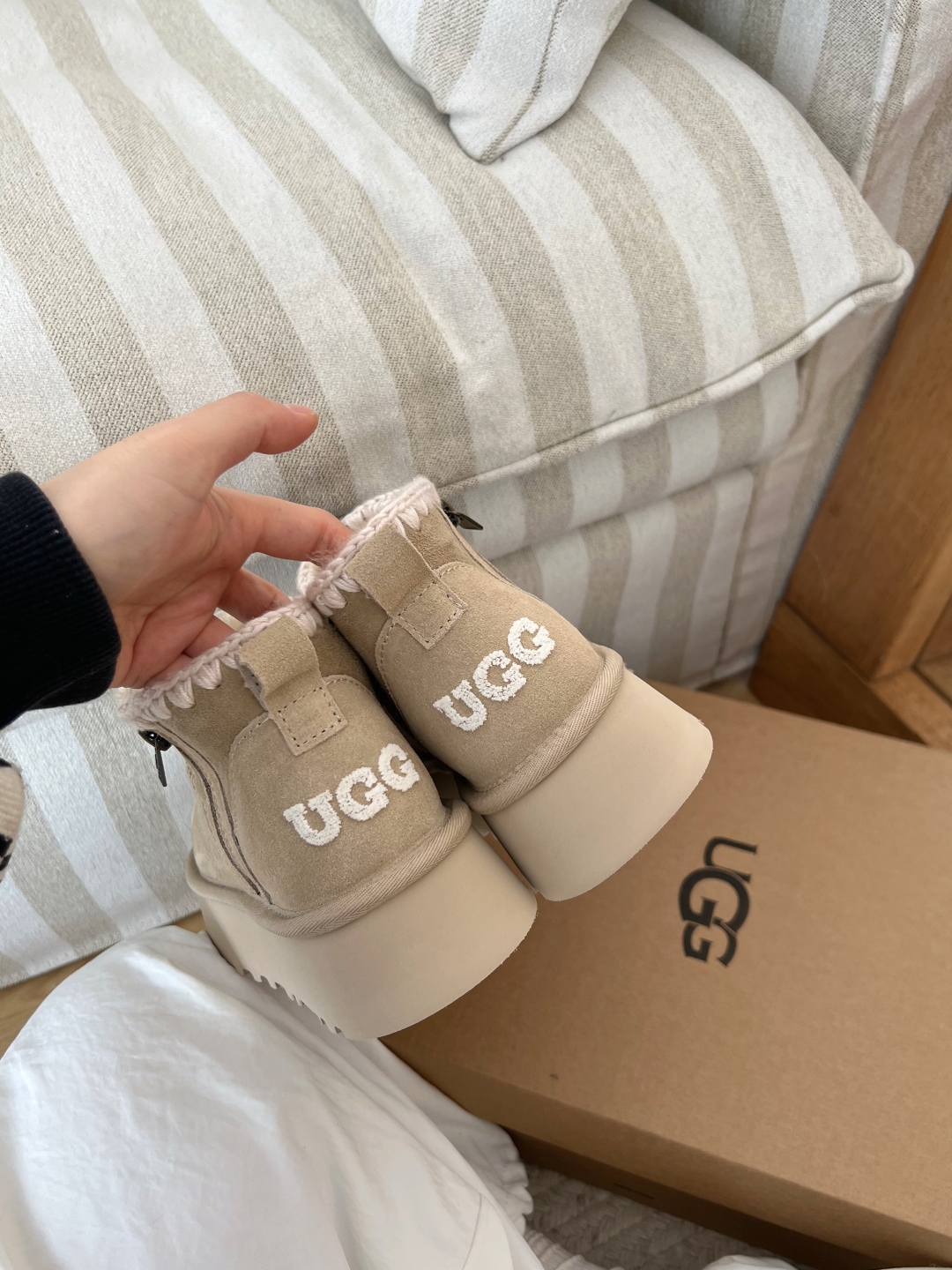 🔥Ug.g雪地靴｜编织+拉链+刺绣Logo✅ 编织花边：鞋口的编织设计精致又特别，直接把氛围感拉满；✅ 