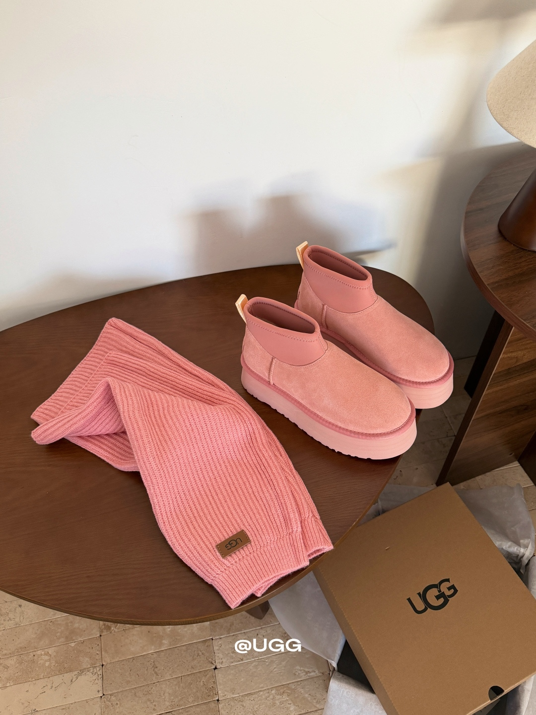 NO:647498,Two-wear boots with socks || Autumn and winter Mini Dipp Wool Pink Sock Boots // Thick-soled Snow Boots [High-end purchasing quality from major manufacturers] Two-wear design with wool socks ~ Very flattering leg shape ~ Make your feet slimmer and slender ~ So beautiful Plush and warm fufu ~ Very warm and comfortable ~ Soft as a cloud ~ 5 cm thick sole ~ Feel light on your feet ~ Increase height and slimming ~ Super fashionable and versatile ~ One of the must-have items for autumn and winter  High mercerized cow velvet on the upper, a set of Longfeng Ay grade sheepskin lining, a set of Arctic velvet socks (acrylic 29+nylon 41+pbt30) outsole, EVA foam light wing outsole [heel height is about 5.5cm], different market currency ~ high quality is definitely different 35, 36, 37, 38, 39, 40, snow boots, boots, sheepskin, socks19860909袜套两穿靴 || 秋冬Mini迪普羊毛毛粉色袜筒靴//厚底雪地靴【大厂高端代购品质】 羊毛袜套两穿设计～非常修饰腿型～显瘦显脚细～太美了 毛绒绒暖fufu～非常保暖又舒适～云朵般的柔软～ 5公分厚底～脚感轻盈～增高又显瘦～超级时髦洋气又百搭～秋冬必备穿搭单品之一 鞋面高丝光牛绒 内里隆丰Ay级羊皮毛一 套袜子北极绒（晴纶29+尼龙41+pbt30） 大底EVA发泡轻翼大底【跟高5.5cm左右】 区别市场通货～高品质绝对不一样 35、36、37、38、39、40、,雪地靴,boots,sheepskin,socks,Women's Shoes