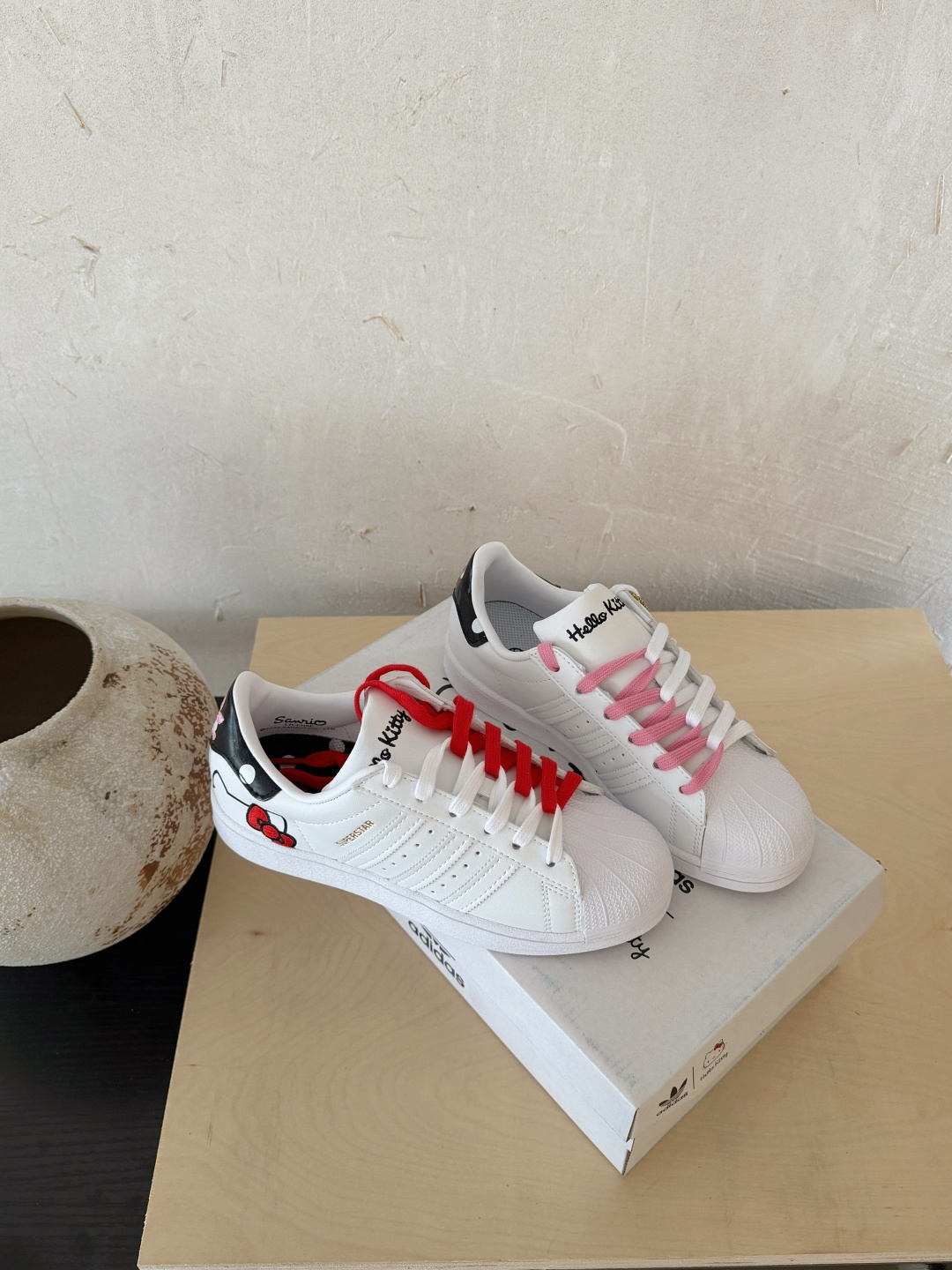 NO:868868,Hello Kitty co-branded details (women's size) Size 35.5 36 36.5 37 38 38.5 39 40, casual shoes/sports shoes, sneakers19860909Hello Kitty联名细节（女尺码） 码数35.5 36 36.5 37 38 38.5 39 40,休闲鞋/运动鞋,sneakers,Women's Shoes