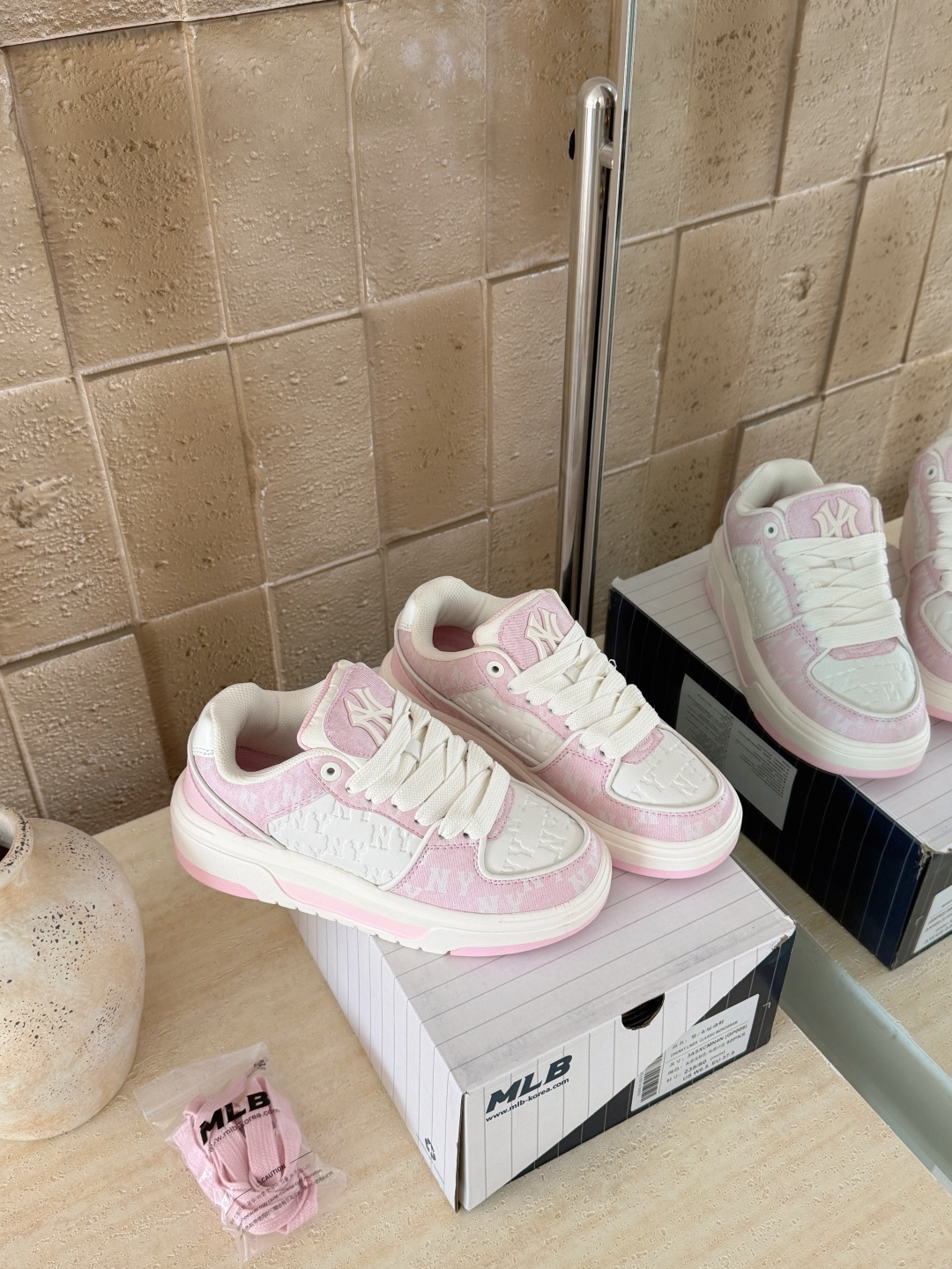 NO:725711,Glossy stitching, printed pink details (women's size), size 36.5 37.5 38 38.5 39 40.5, casual shoes/sports shoes, sneakers19860909光面拼接 印花粉色细节（女尺码） 码数36.5 37.5 38 38.5 39 40.5,休闲鞋/运动鞋,sneakers,Women's Shoes
