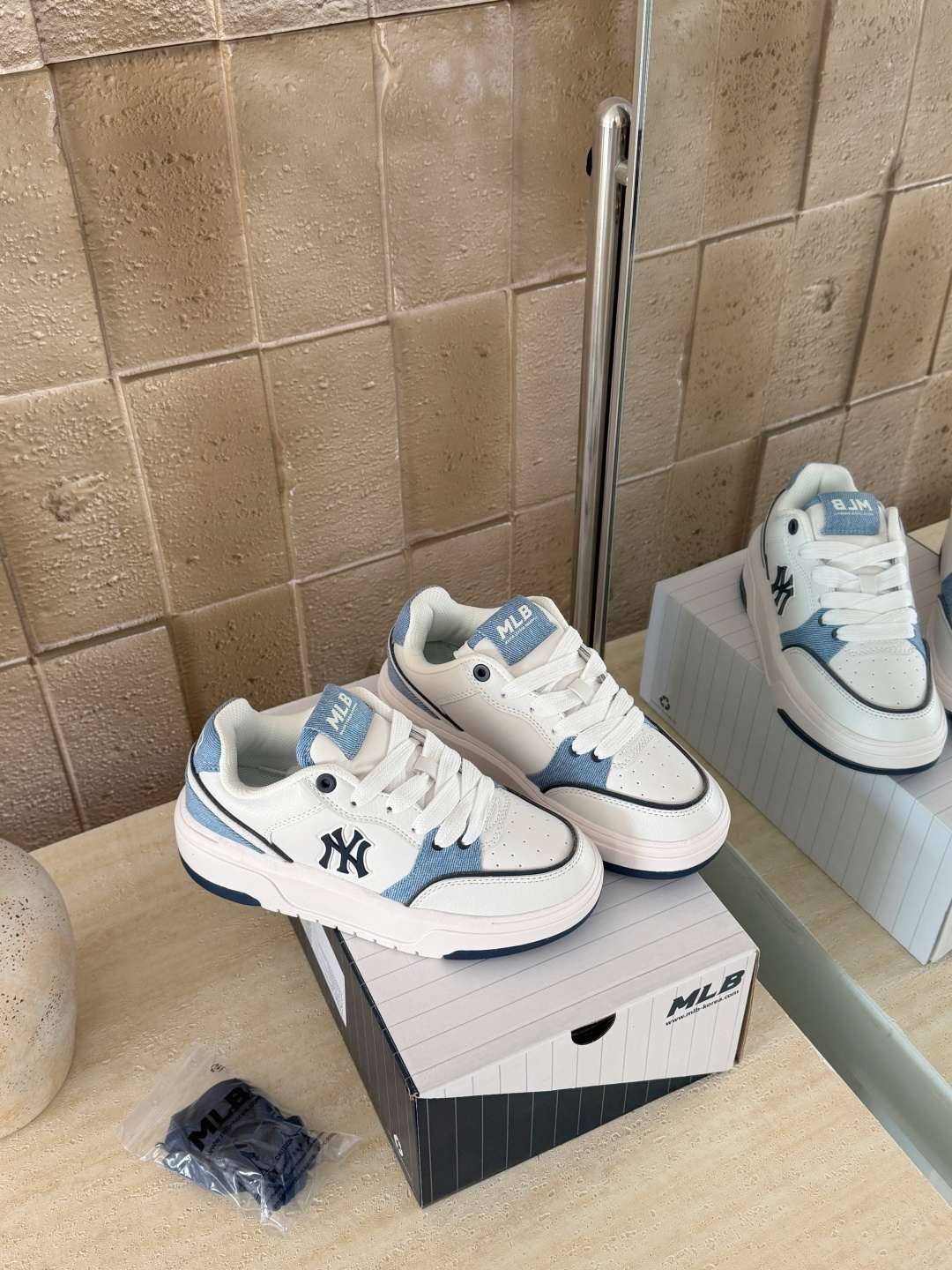 NO:725682,Smooth denim white and blue details (couples style) Size 36.5 37.5 38 38.5 39 40.5 41 42 42.5 43 44, casual shoes/sports shoes, sneakers19860909光面牛仔白蓝细节（情侣款） 码数36.5 37.5 38 38.5 39 40.5 41 42 42.5 43 44,休闲鞋/运动鞋,sneakers,Women's Shoes