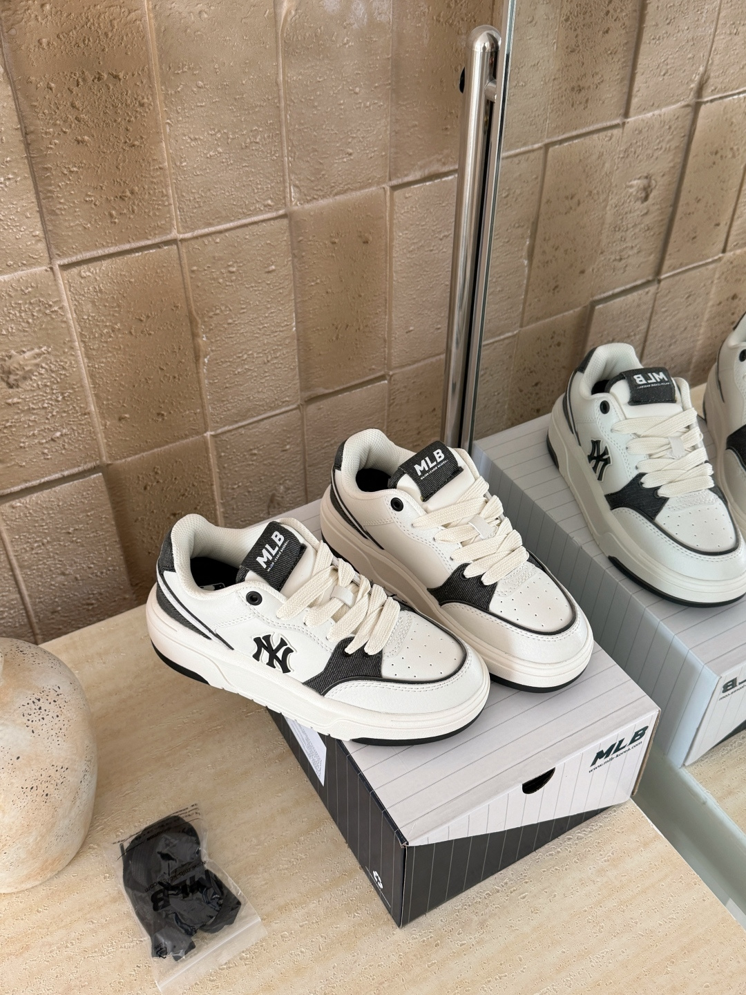 NO:725687,Smooth denim with white and black details (couples) Size 36.5 37.5 38 38.5 39 40.5 41 42 42.5 43 44, casual shoes/sports shoes, sneakers19860909光面牛仔白黑细节（情侣款） 码数36.5 37.5 38 38.5 39 40.5 41 42 42.5 43 44,休闲鞋/运动鞋,sneakers,Women's Shoes