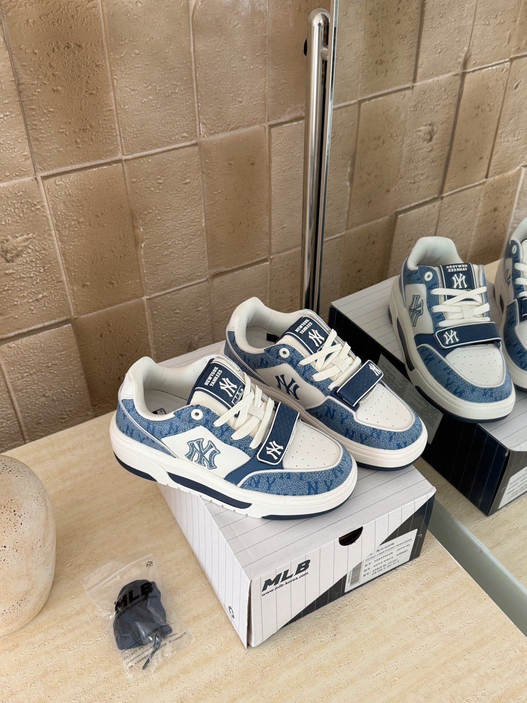 NO:725671,Dark blue details (couples) Size 36.5 37.5 38 38.5 39 40.5 41 42 42.5 43 44, casual shoes/sports shoes, sneakers19860909深蓝色细节（情侣款） 码数36.5 37.5 38 38.5 39 40.5 41 42 42.5 43 44,休闲鞋/运动鞋,sneakers,Women's Shoes