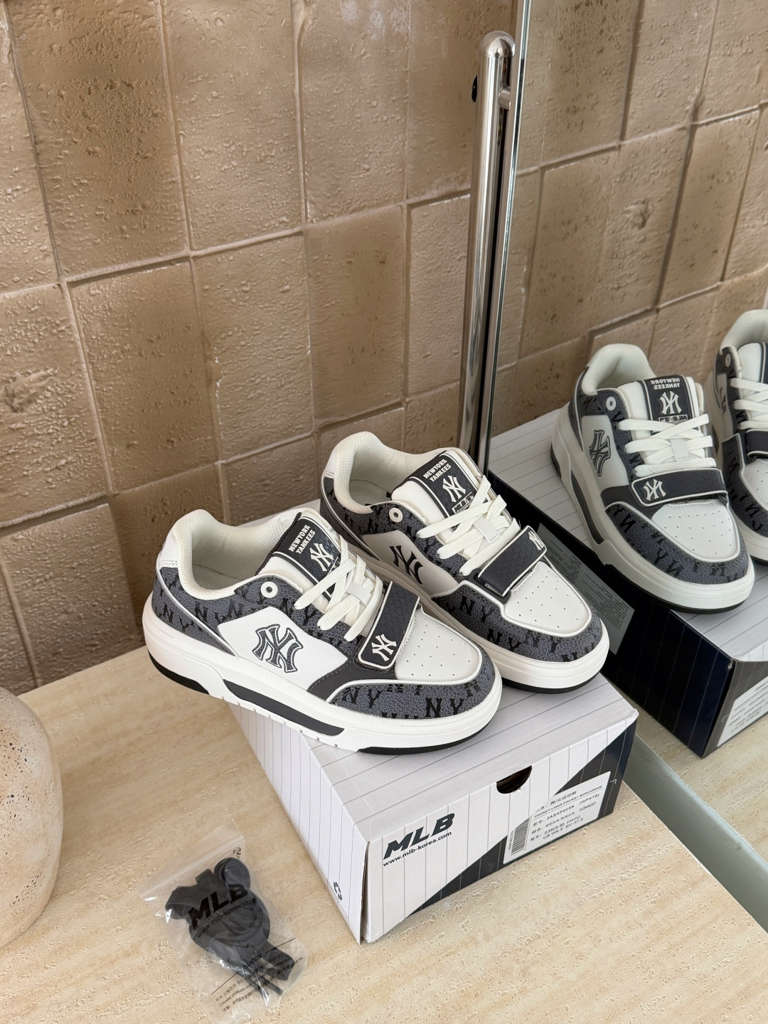 NO:725676,Black details (couples) Size 36.5 37.5 38 38.5 39 40.5 41 42 42.5 43 44, casual shoes/sports shoes, sneakers19860909黑色细节（情侣款） 码数36.5 37.5 38 38.5 39 40.5 41 42 42.5 43 44,休闲鞋/运动鞋,sneakers,Women's Shoes