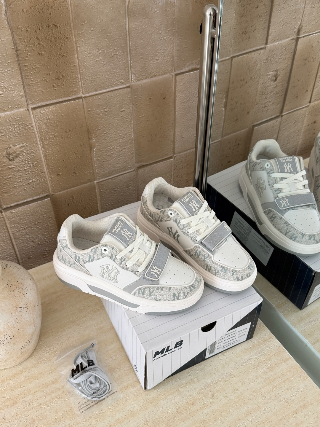 NO:725691,Gray details (couples) Size 36.5 37.5 38 38.5 39 40.5 41 42 42.5 43 44, casual shoes/sports shoes, sneakers19860909灰色细节（情侣款） 码数36.5 37.5 38 38.5 39 40.5 41 42 42.5 43 44,休闲鞋/运动鞋,sneakers,Women's Shoes