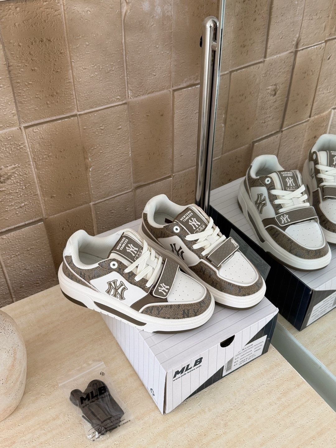 NO:725686,Brown details (couples) Size 36.5 37.5 38 38.5 39 40.5 41 42 42.5 43 44, casual shoes/sports shoes, sneakers19860909棕色细节（情侣款） 码数36.5 37.5 38 38.5 39 40.5 41 42 42.5 43 44,休闲鞋/运动鞋,sneakers,Women's Shoes