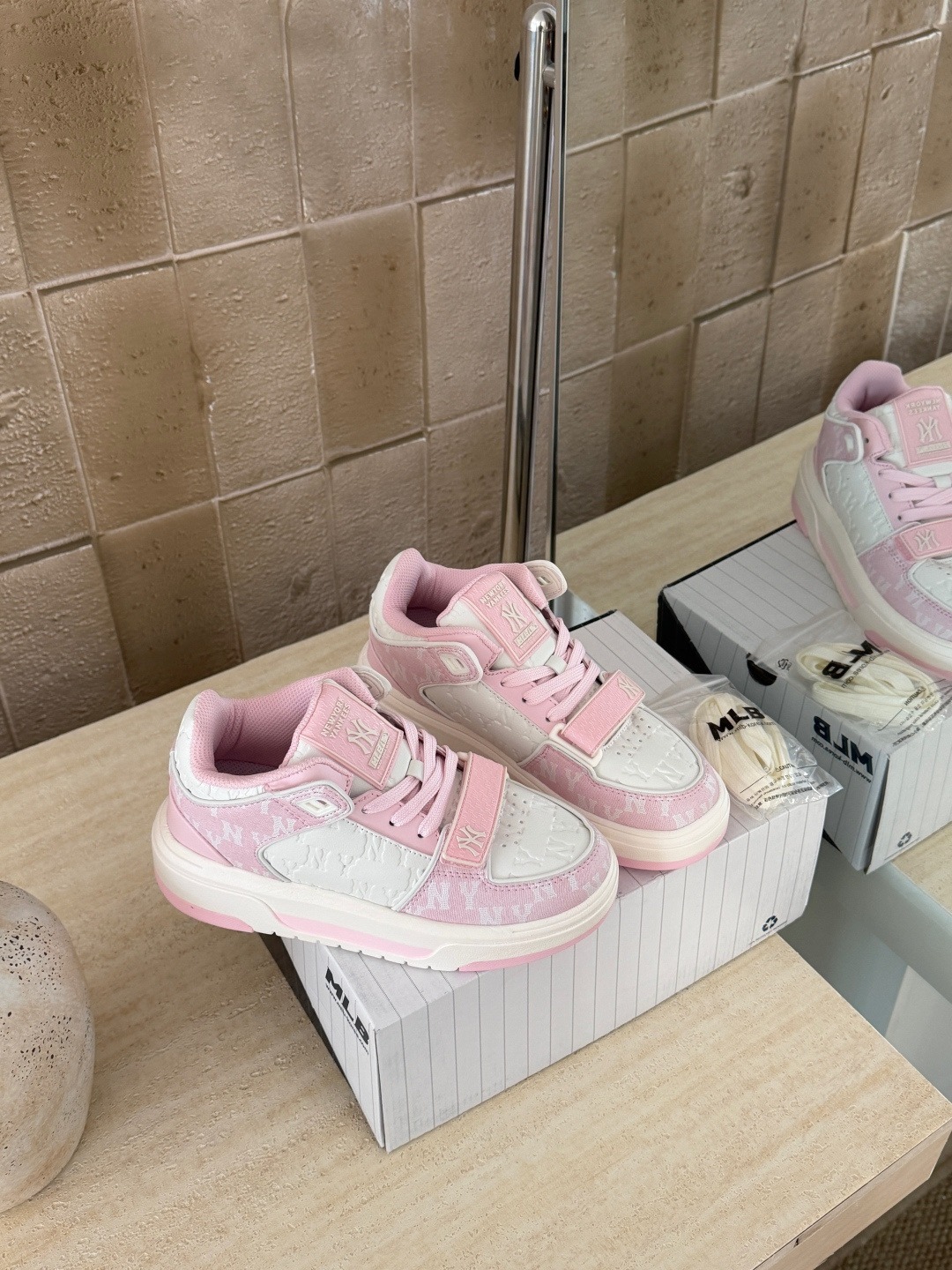 NO:725824,Glossy flour details (women's size) Size 36.5 37.5 38 38.5 39 40.5, casual shoes/sports shoes, sneakers19860909光面粉细节（女尺码） 码数36.5 37.5 38 38.5 39 40.5,休闲鞋/运动鞋,sneakers,Women's Shoes