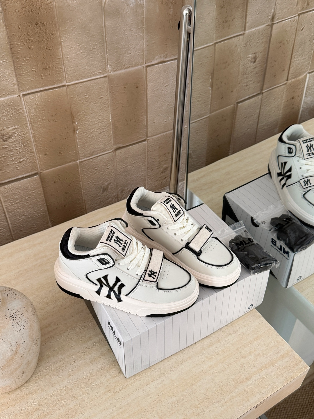 NO:725837,White and black details (couples) Size 36.5 37.5 38 38.5 39 40.5 41 42 42.5 43 44, casual shoes/sports shoes, sneakers19860909白黑细节（情侣款） 码数36.5 37.5 38 38.5 39 40.5 41 42 42.5 43 44,休闲鞋/运动鞋,sneakers,Women's Shoes