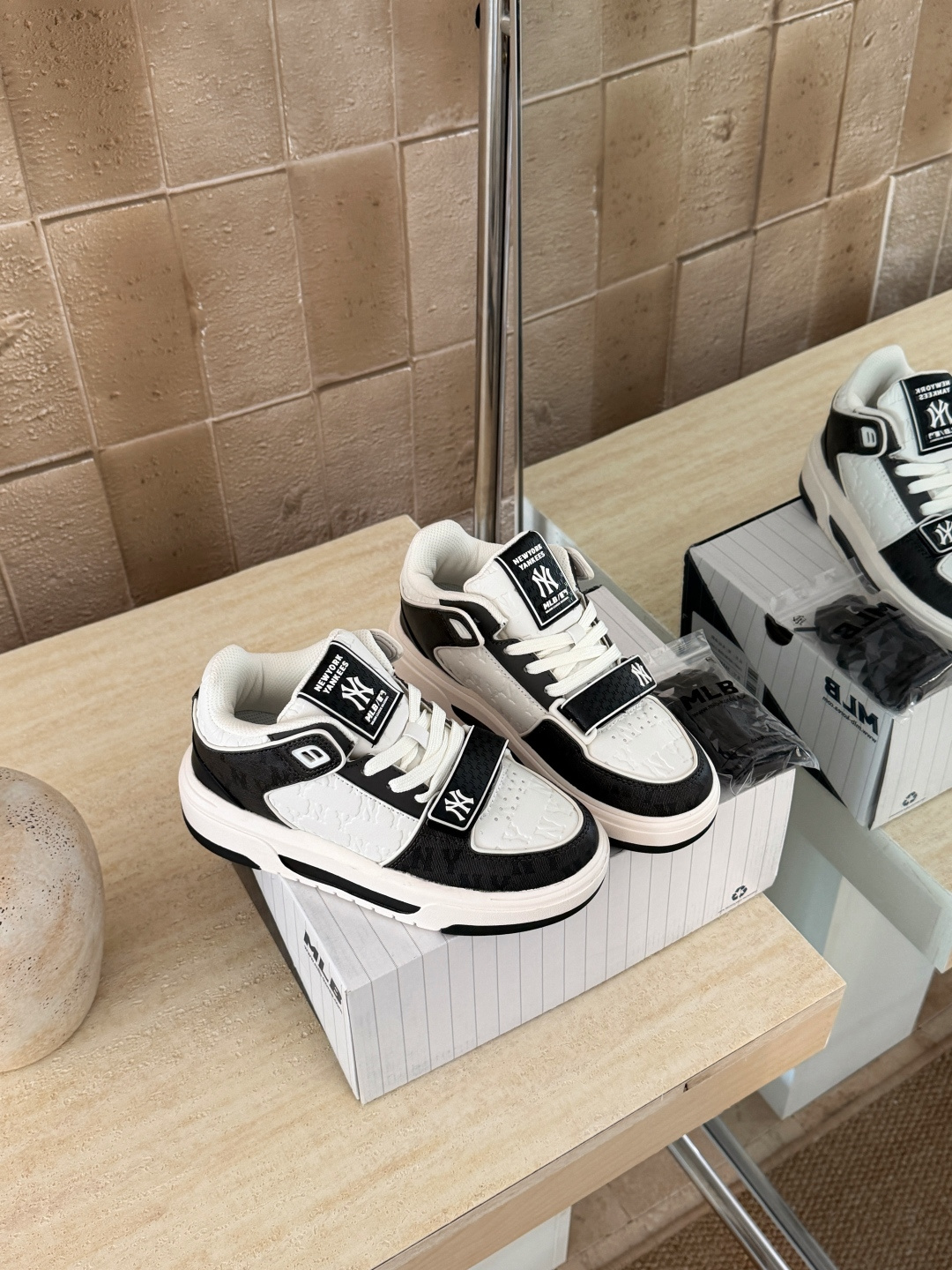 NO:725843,Glossy black details (couples model) Size 36.5 37.5 38 38.5 39 40.5 41 42 42.5 43 44, casual shoes/sports shoes, sneakers19860909光面黑细节（情侣款） 码数36.5 37.5 38 38.5 39 40.5 41 42 42.5 43 44,休闲鞋/运动鞋,sneakers,Women's Shoes