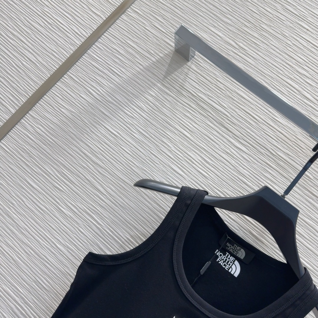 2025SS North Face: Bad-Ass Woman’s Essential Vest for Versatile Style - 图片 3