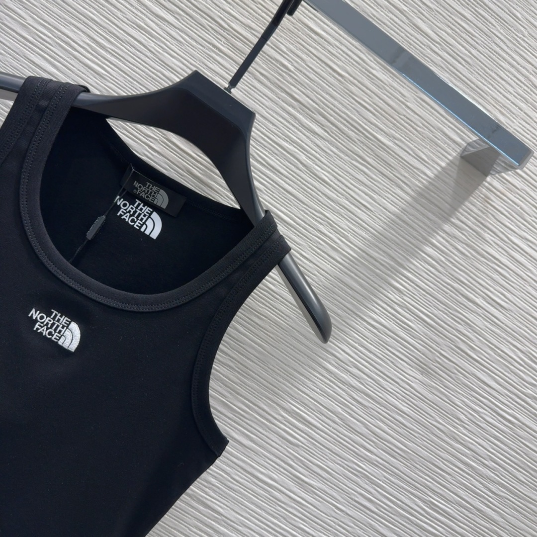 2025SS North Face: Bad-Ass Woman’s Essential Vest for Versatile Style - 图片 4
