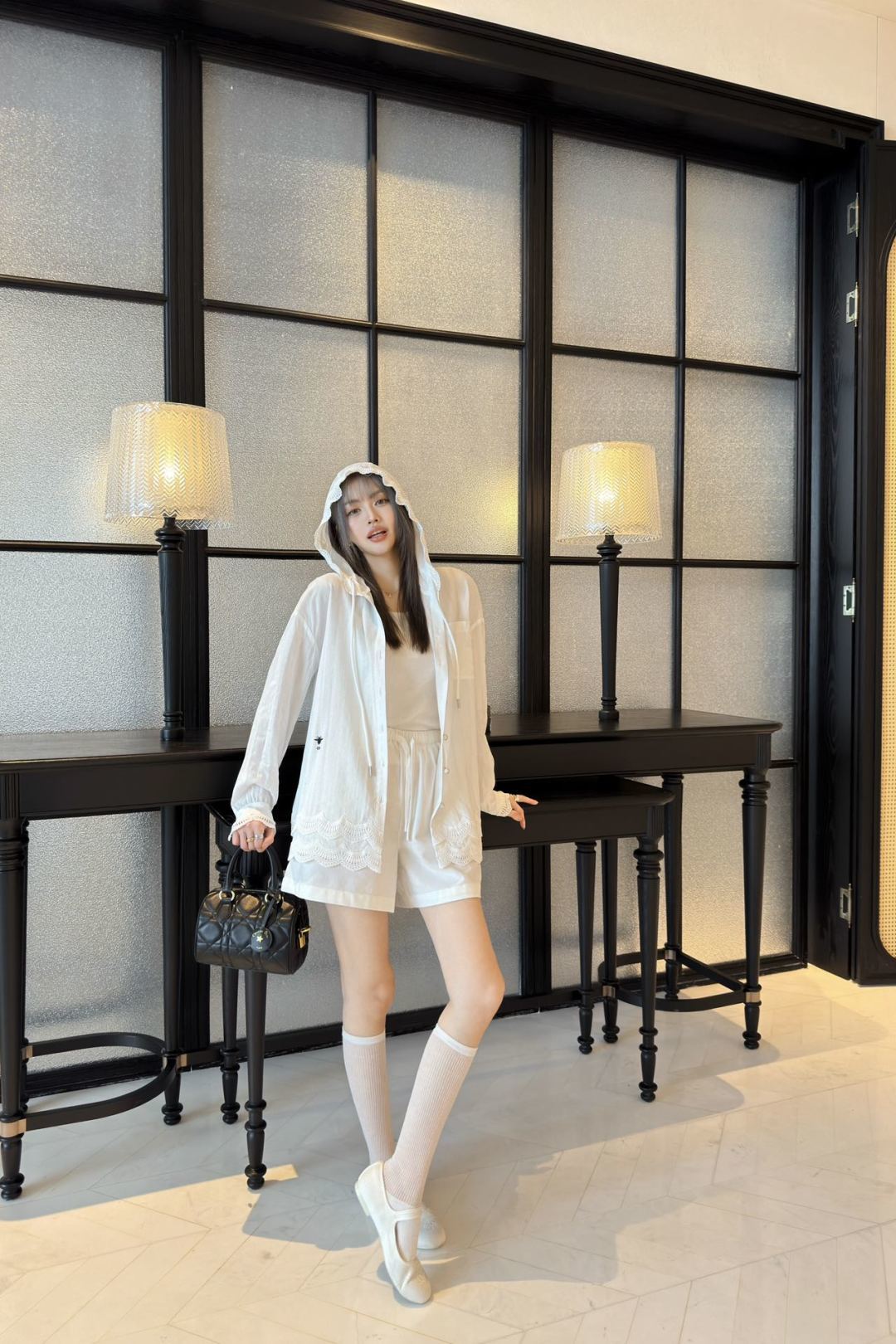 NO:326111,Dio* 25Ss early spring new style, versatile slim lace hooded cardigan | Exclusive high-end production!  The little bee embroidered with small details is too important. The workmanship is exquisite. The inner line is sewn and the craft shirt is a stitching as a single item and matching. It is a fashionable age-reducing style. It is a fairy-like heart. It is soft and textured. Classic work. It is available in stock. S/M/L, dior, hats, alexander wang.19860909批 Dio* 25Ss早春新款 百搭显瘦拼蕾丝边连帽开衫丨独家高版出品！百灵达刺绣小蜜蜂 满满小细节太加分了.做工精致 内线来去缝工艺衬衣做为单品和搭配都是杠把子 减龄时尚 好HOLD住造型 深得仙女心 柔软有质感 经典之作 现货发售S/M/L,,dior,hats,alexander wang,Women's clothing