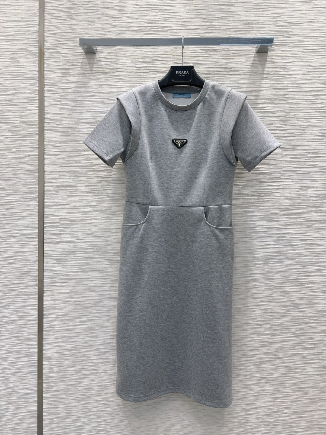 NO:328651,Prad * 2025SS new space cotton skirt comfortable and versatile trading company order goods!  The original single-channel product is easy to match, a rare one!  The quantity is limited and it must be fast, soft, delicate and super stylish. It is a must-have model!  SML【S shoulder width 31 bust 86 rear medium length 100 sleeve length 19.5】,,prada,skirts,alexander wang19860909Prad * 2025SS新款 太空棉裙 舒适百搭贸易公司订单货！原单渠道货好搭配 不可多得的一款！数量有限要快柔软细腻超有型 必备款！SML【S肩宽31 胸围86 后中长100 袖长19.5】,,prada,skirts,alexander wang,Women's clothing