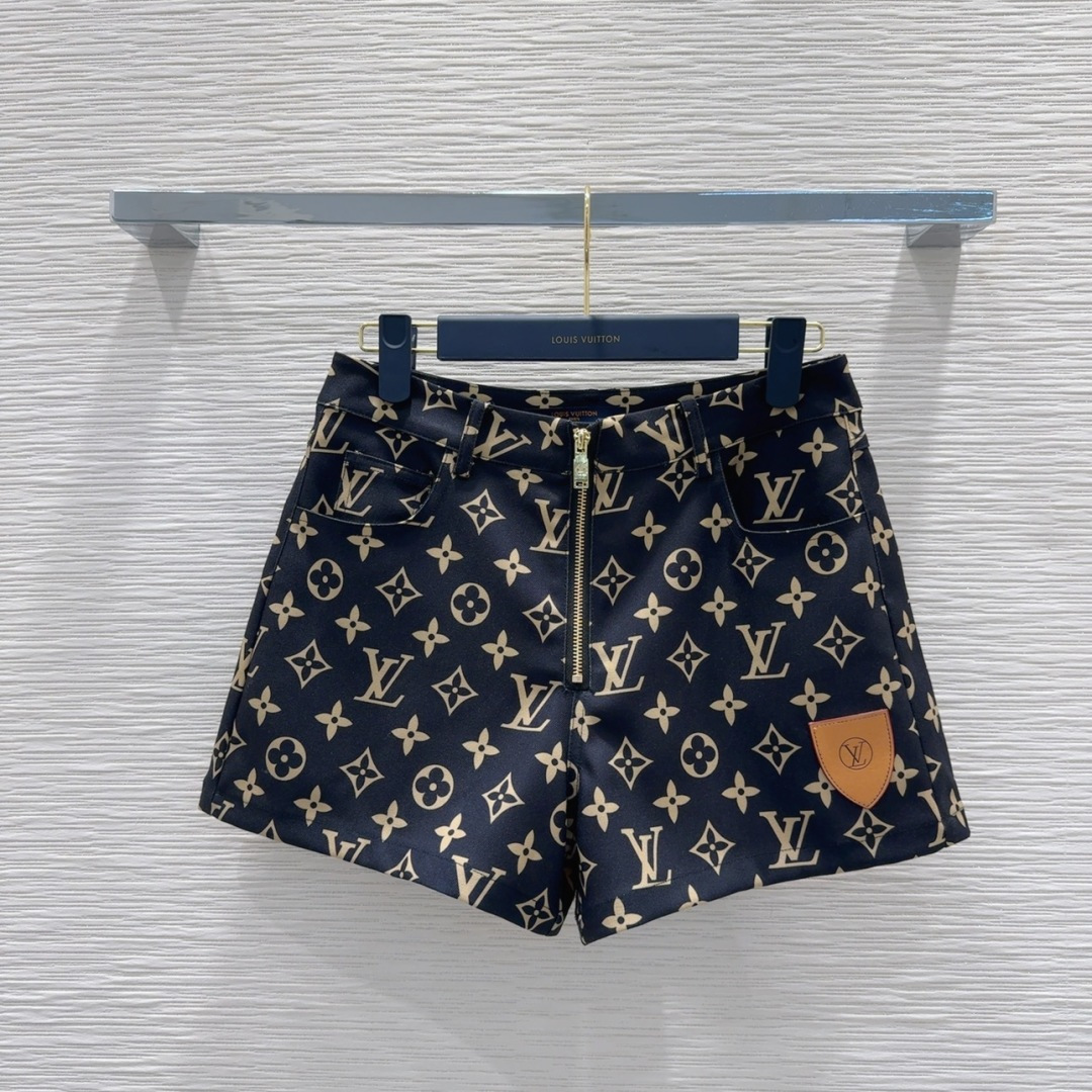 NO:328664,Louis Vuitto* 2025SS new shorts, not picky about body requirements, especially good on the upper body!  The matching style is also very popular. Exquisite and high-end customization. The textured fabric is super texture. Retro and elegant. The upper body is cool and handsome. The age-reducing fashionable style. SML [S waist circumference 72 hip circumference 94 pants length 33.4],,louis vuitton, shorts,alexander wang19860909Louis Vuitto* 2025SS新款短裤 不挑剔身形要求 上身特别赞！搭配的风格也很通吃 精致高级定制 富有肌理感的面料质感超赞 复古优雅 上身酷帅减龄时髦精 SML【S腰围72 臀围94 裤长33.4】,,louis vuitton,shorts,alexander wang,Women's clothing