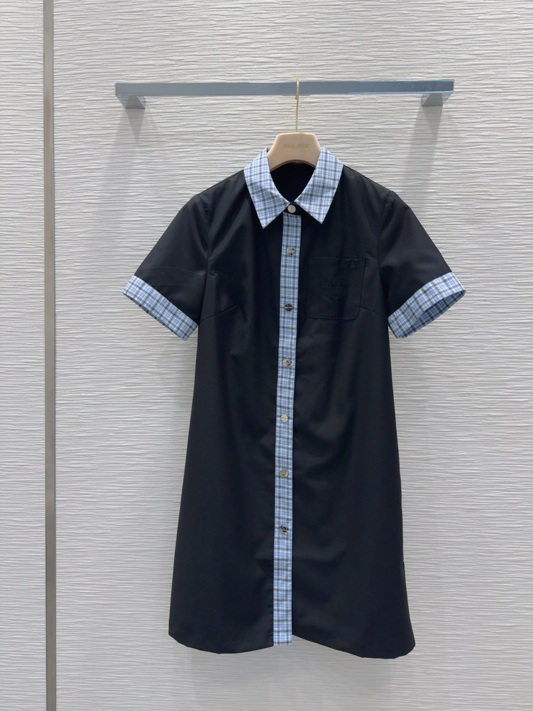 NO:328663,Miu Mi* 2025SS new shirt dress, it is sold out and sold. Customized imported density imported fabrics. Special materials have a texture. Every small detail is very important. The right sense of high-end and three-dimensional tailoring makes the upper body of the ready-to-wear more exquisite and fashionable. The real thing is so great!  Detailed workmanship is carefully viewed SML [S back medium length 85 shoulder 38 bust 90 sleeve length 22],,miumiu,skirts,alexander wang19860909Miu Mi* 2025SS新款衬衣连衣裙 出货即爆单 定制进口密度进口面料 特殊材质有肌理感 每个小细节都非常注重 恰到好处的高级感 立体剪裁 让成衣上身更为精致洋气 实物太赞啦！做工精细看细节 SML【S后中长85 肩38 胸围90 袖长22】,,miumiu,skirts,alexander wang,Women's clothing