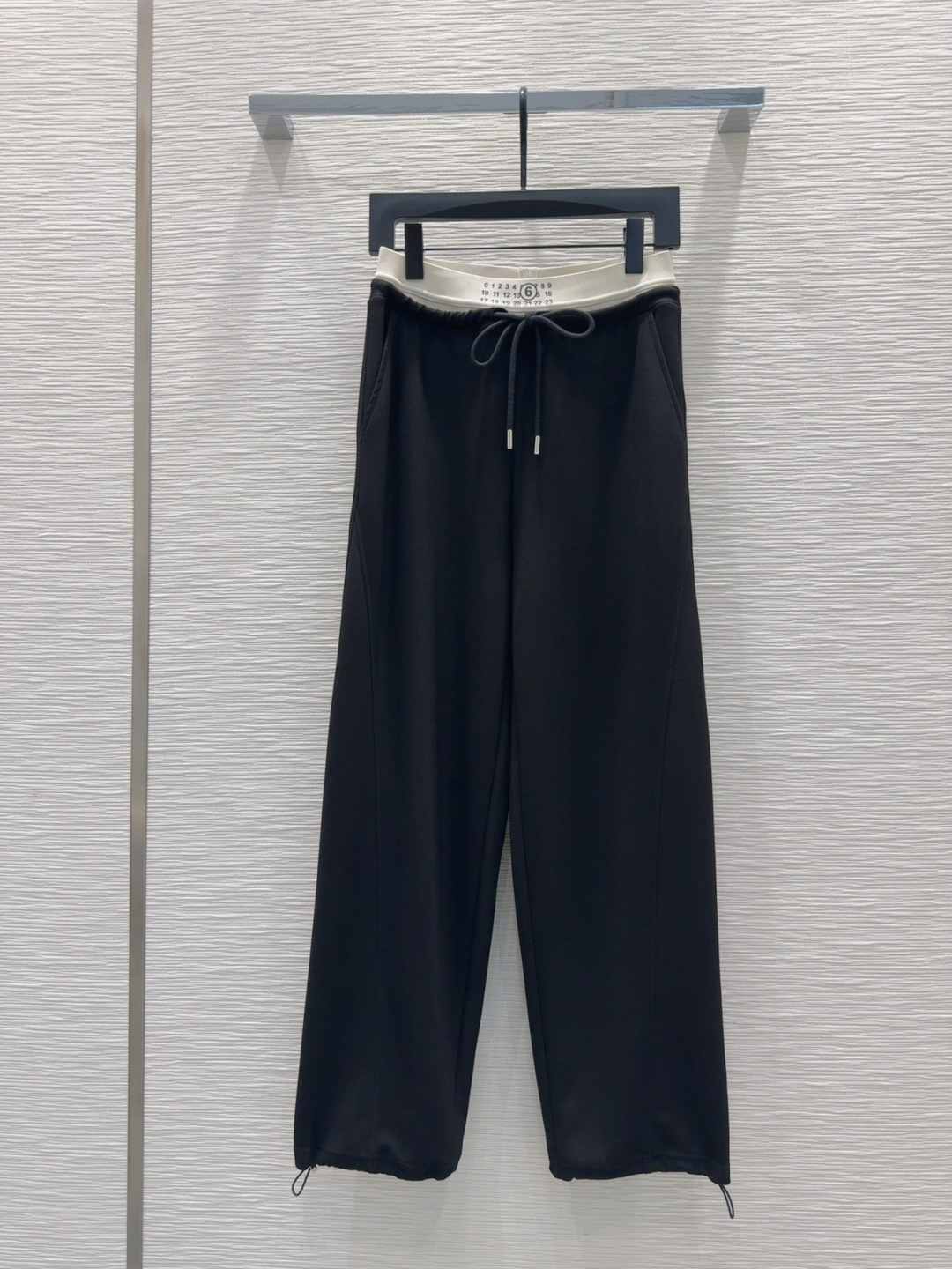 NO:328654,MM*62025SS new trousers, not picky about body shape requirements, especially good on the upper body!  The matching style is also very popular. Exquisite and high-end customization. The textured fabric is super texture. Retro and elegant. The upper body is cool and handsome. The age-reducing fashionable style. Three-color SML [S waist circumference 64, hip circumference 98, pants length 103] Crazy,,alexander wang19860909MM*62025SS新款长裤 不挑剔身形要求 上身特别赞！搭配的风格也很通吃 精致高级定制 富有肌理感的面料质感超赞 复古优雅 上身酷帅减龄时髦精 三色SML【S腰围64 臀围98 裤长103】疯,,alexander wang,Women's clothing