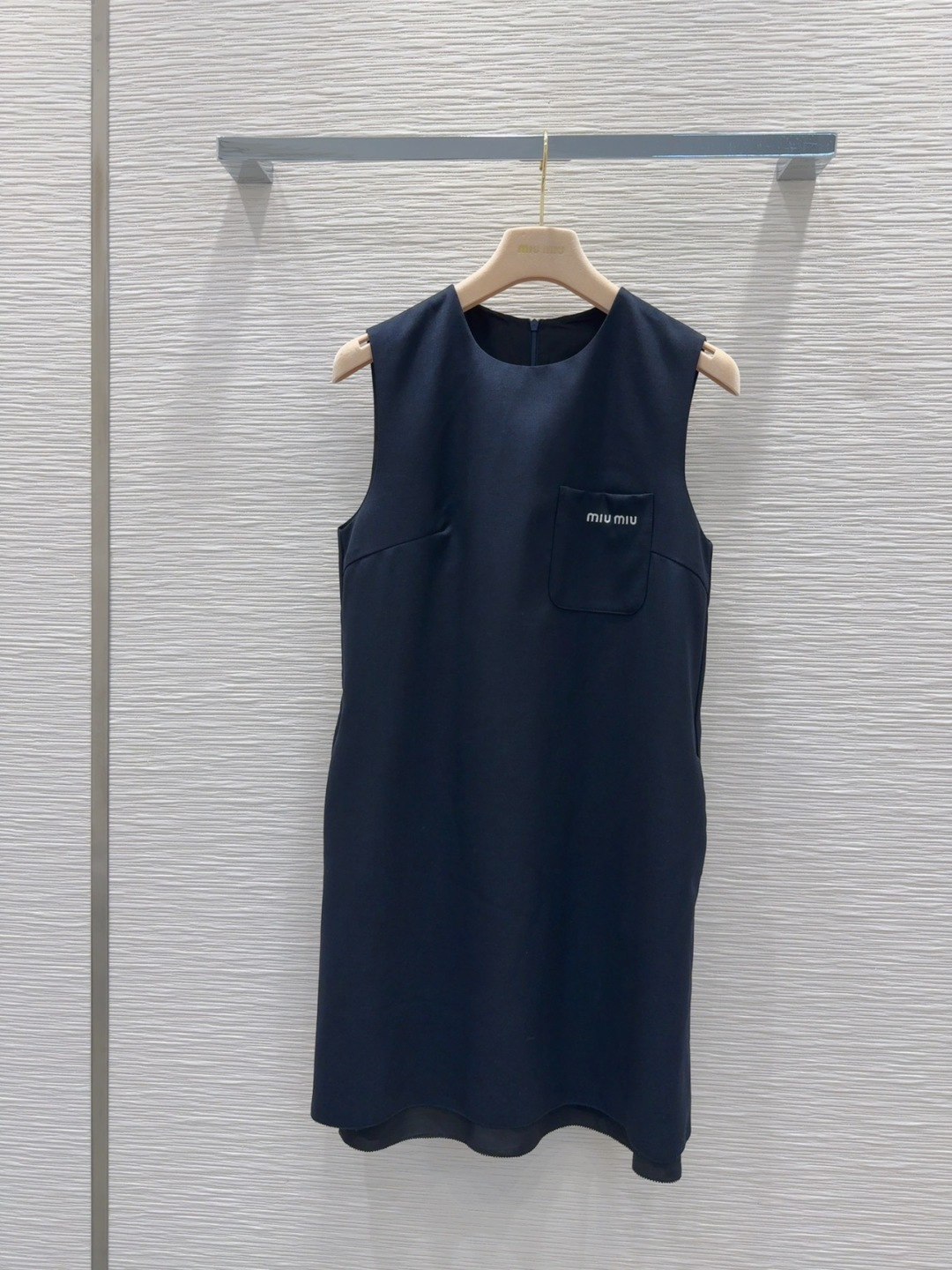 NO:328678,Miu Mi* 2025SS new vest skirt 60 wool full of high-end feel, customized fabric, cut upper body style and fit, beautiful color and good texture!  Retro and fashionable, classic and atmospheric, can be used for all figures SML [S rear medium length 81, bust 91, foot circumference 111, shoulder width 35.5],,miumiu, skirts,alexander wang19860909Miu Mi* 2025SS新款背心裙 60羊毛 高级感满满 定制面料 剪裁上身版型贴合度极佳 不旦颜色美,质感也敲好！复古又时尚 经典大气 各种身材都可以驾驭 SML【S后中长81 胸围91 脚围111 肩宽35.5】,,miumiu,skirts,alexander wang,Women's clothing