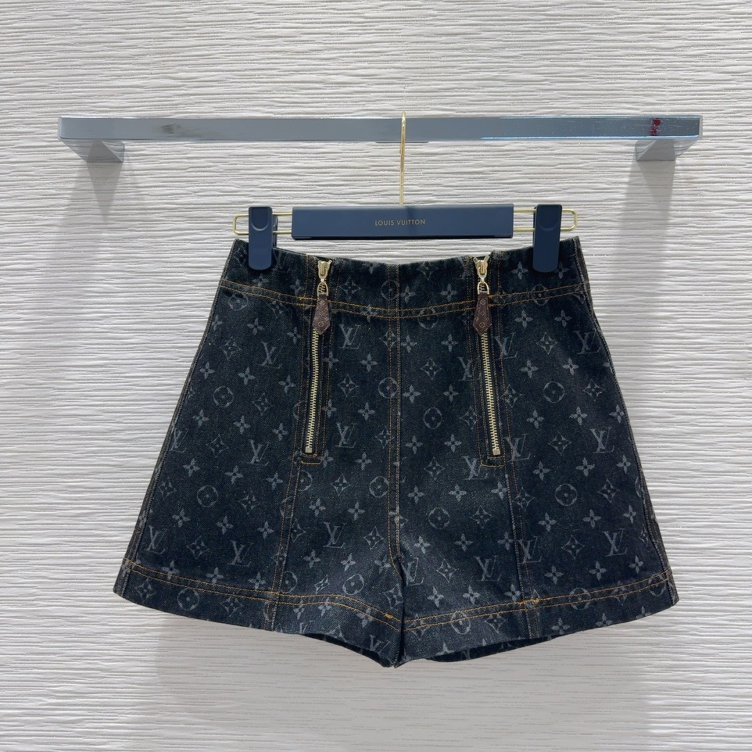 NO:328668,Louis Vuitto* 205SS new model, produced in high-end series ~ Super fashionable new denim shorts. The personalized tone is cool and cool. The texture is delicate and the cotton feels natural, with both bone-skinned and soft, super beautiful!  The details are super good, new products are available in stock SML [S waist circumference 66 hip circumference 100 foot circumference 64 pants length 34.75],,louis vuitton, shorts,alexander wang19860909Louis Vuitto* 205SS新款,高版系列出品~超时髦新款丹宁牛仔短裤 个性色调上身又酷又飒爽 纹理细腻,棉感自然,既有筋骨感又不失柔软,超级漂亮！细节做工超级好,新品现货开抢 SML【S腰围66 臀围100 脚围64 裤长34.75】,,louis vuitton,shorts,alexander wang,Women's clothing