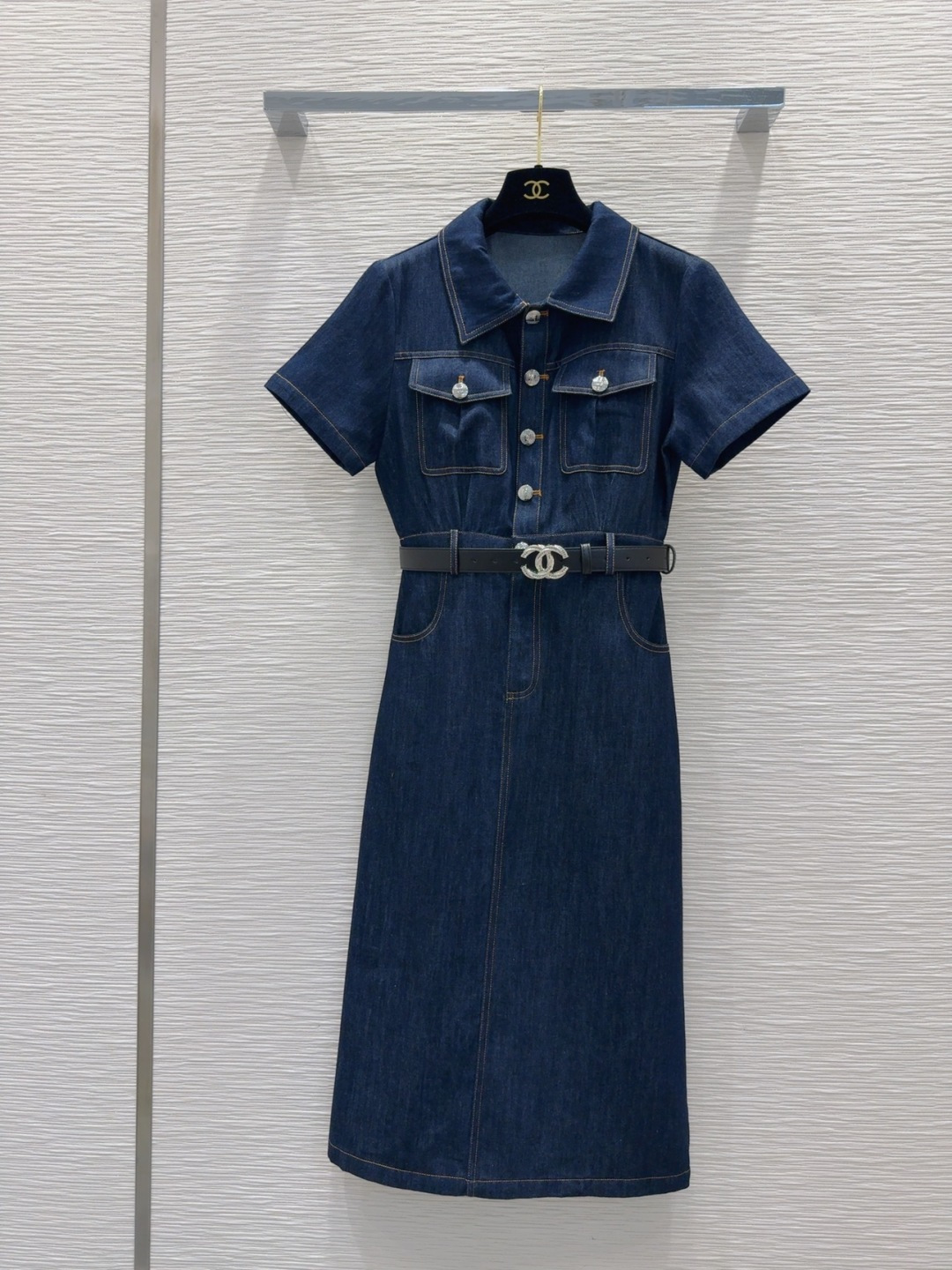 NO:328674,Chane* 2025SS new model, high-end series ~ Super fashionable new denim denim suit series. Personalized tones are cool and cool. The texture is delicate, the cotton feels natural, and the fabric is hard and super beautiful!  The details are super good, new products are unboxed and bought in stock SML [S shoulder width 39, bust 94, waist 74, medium length 109, sleeve length 19.5], chanel,alexander wang19860909Chane* 2025SS新款,高版系列出品~超时髦新款丹宁牛仔套装系列 个性色调上身又酷又飒爽 纹理细腻,棉感自然,面料硬挺 超级漂亮！细节做工超级好,新品现货开箱开抢 SML【S肩宽39 胸围94 腰围74 后中长109 袖长19.5】,,chanel,alexander wang,Women's clothing