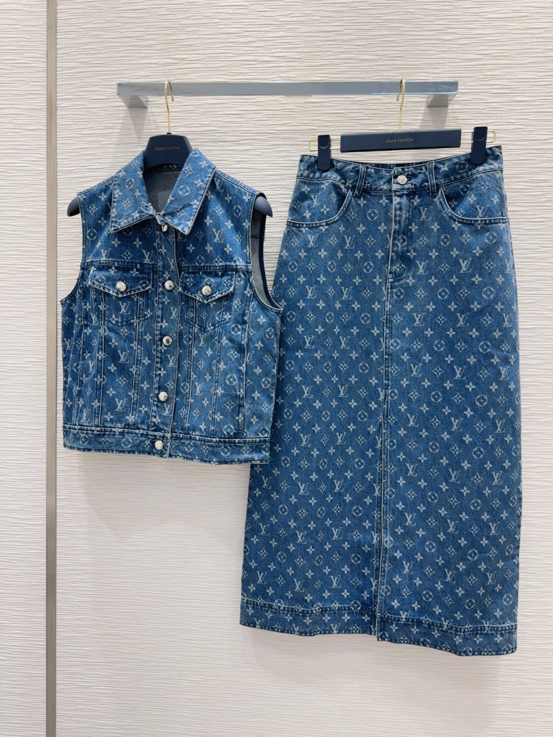 NO:328672,Louis Vuitto* 2025SS new model, high-end series ~ Super fashionable new denim jeans suit series Personalized tones are cool and cool, with delicate texture, natural cotton feel, and hard fabric, super beautiful!  The details are super good, new products are unboxed and bought in stock SML【S tops, shoulder width 37, bust 94, foot 88, length 52, S skirt, waist 68, skirt length 87】,,louis vuitton, skirts, alexander wang19860909Louis Vuitto* 2025SS新款,高版系列出品~超时髦新款丹宁牛仔套装系列 个性色调上身又酷又飒爽 纹理细腻,棉感自然,面料硬挺 超级漂亮！细节做工超级好,新品现货开箱开抢 SML【S上衣 肩宽37 胸围94 脚围88 衣长52 S半裙 腰围68 裙长87】,,louis vuitton,skirts,alexander wang,Women's clothing