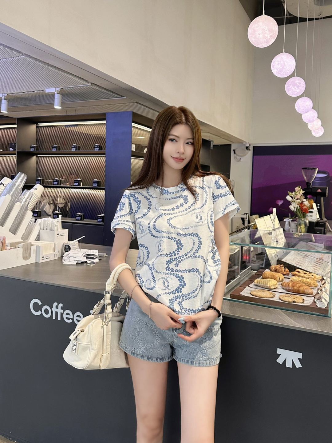 NO:424028,Chan* 25Ss spring and summer new style round neck printed short-sleeved T-shirt | Exclusive yb development!  High-end production!  Custom mercerated cotton material, breathable and comfortable, full texture. The whole body is reactive and full of irregular camellia patterns. The double C logo is interspersed to highlight the brand style. The complex visual effects create a romantic and beautiful style. Meet the various needs of commuting and dating, and the outfits are more age-reducing and playful. On sale in stock. S/M/L, chanel, T-shirt,tees, t-shirt,alexander wang19860909Chan* 25Ss春夏新款 圆领印花短袖T恤丨独家yb开发！高版出品！定制丝光全棉材质,透气舒适,质感十足 通体活性满印不规则错落山茶花图案 穿插双C徽标,凸显品牌格调 纷繁复杂的视觉效果,打造浪漫唯美风格 满足通勤约会多种需求,穿搭更显减龄俏皮 现货发售 S/M/L,,chanel,T-shirt,tees，t-shirt,alexander wang,Women's clothing