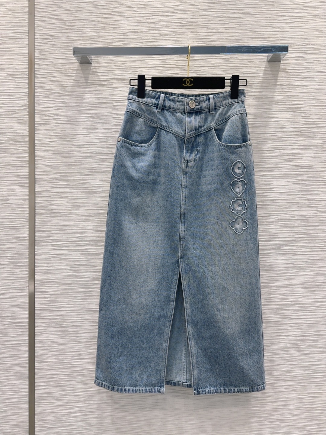 Chanel 2025SS Vintage Denim Skirt - High-Waisted, Distressed, and Versatile 2 cmp i1747658051044 9202 0 0