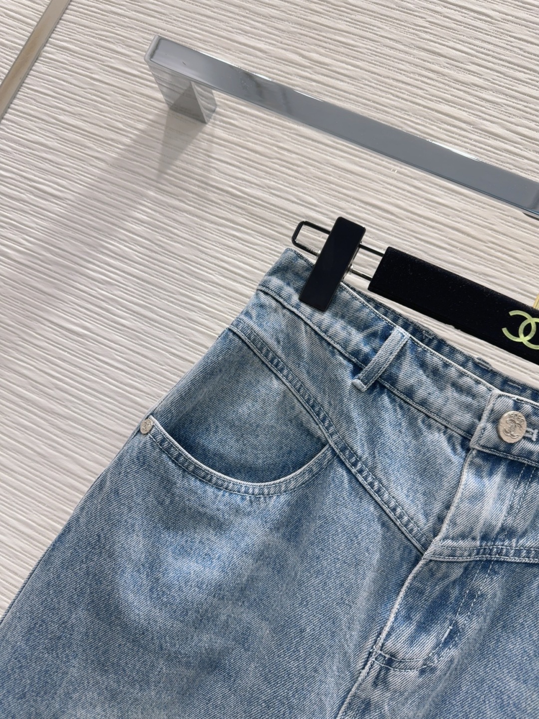 Chanel 2025SS Vintage Denim Skirt - High-Waisted, Distressed, and Versatile 4 cmp i1747658051046 8056 0 2