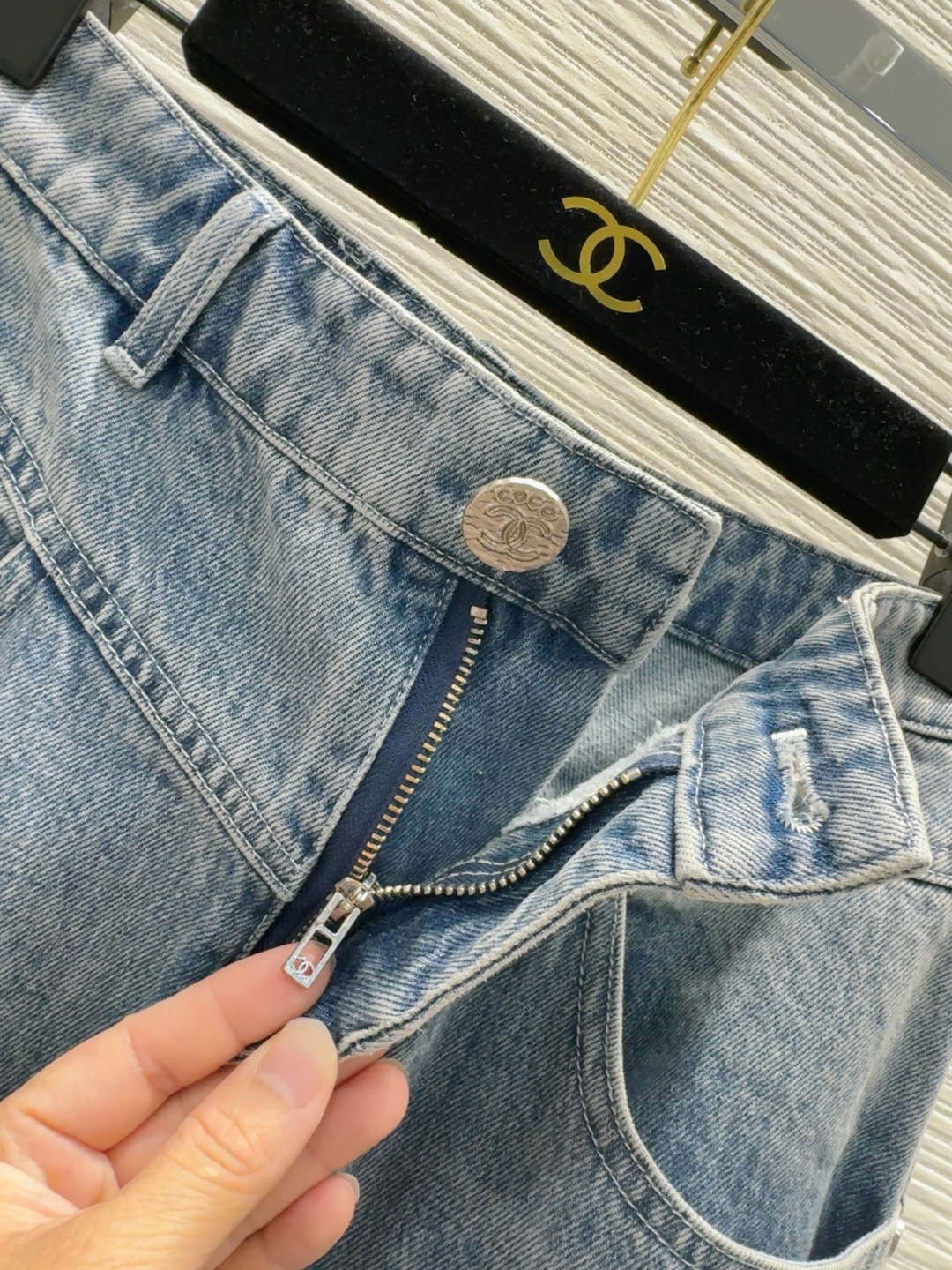 Chanel 2025SS Vintage Denim Skirt - High-Waisted, Distressed, and Versatile 7 cmp i1747658052091 3471 0 3