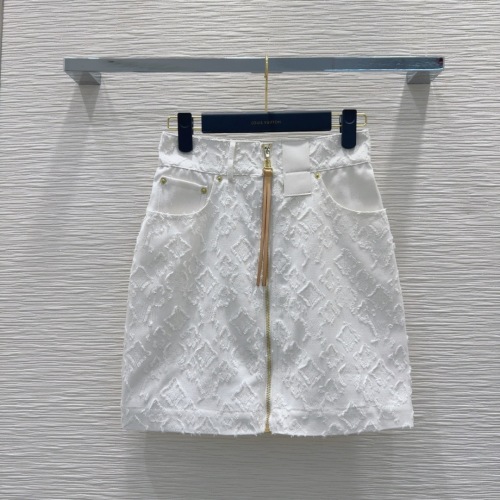 Louis Vuitton 2025SS Monogram Jacquard Mini Skirt - White, Designer Fashion 1 Louis Vuitton 2025SS Monogram Jacquard Mini Skirt - White, Designer Fashion