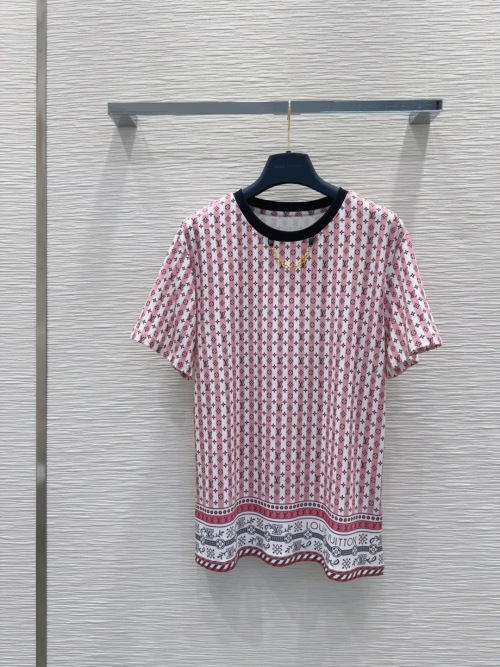 Louis Vuitton 2025SS Women's T-Shirt, Short Sleeve Crewneck Top 1 Louis Vuitton 2025SS Women's T-Shirt, Short Sleeve Crewneck Top