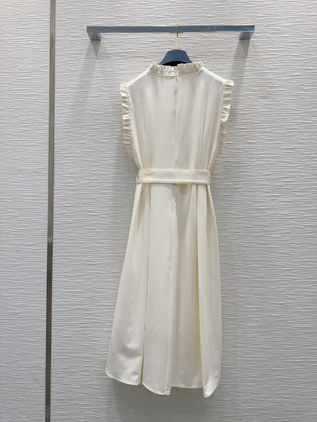 Louis Vuitton 2025SS Elegant Midi Dress - Luxurious & Refined 10 cmp i1748337636425 1154 0 8