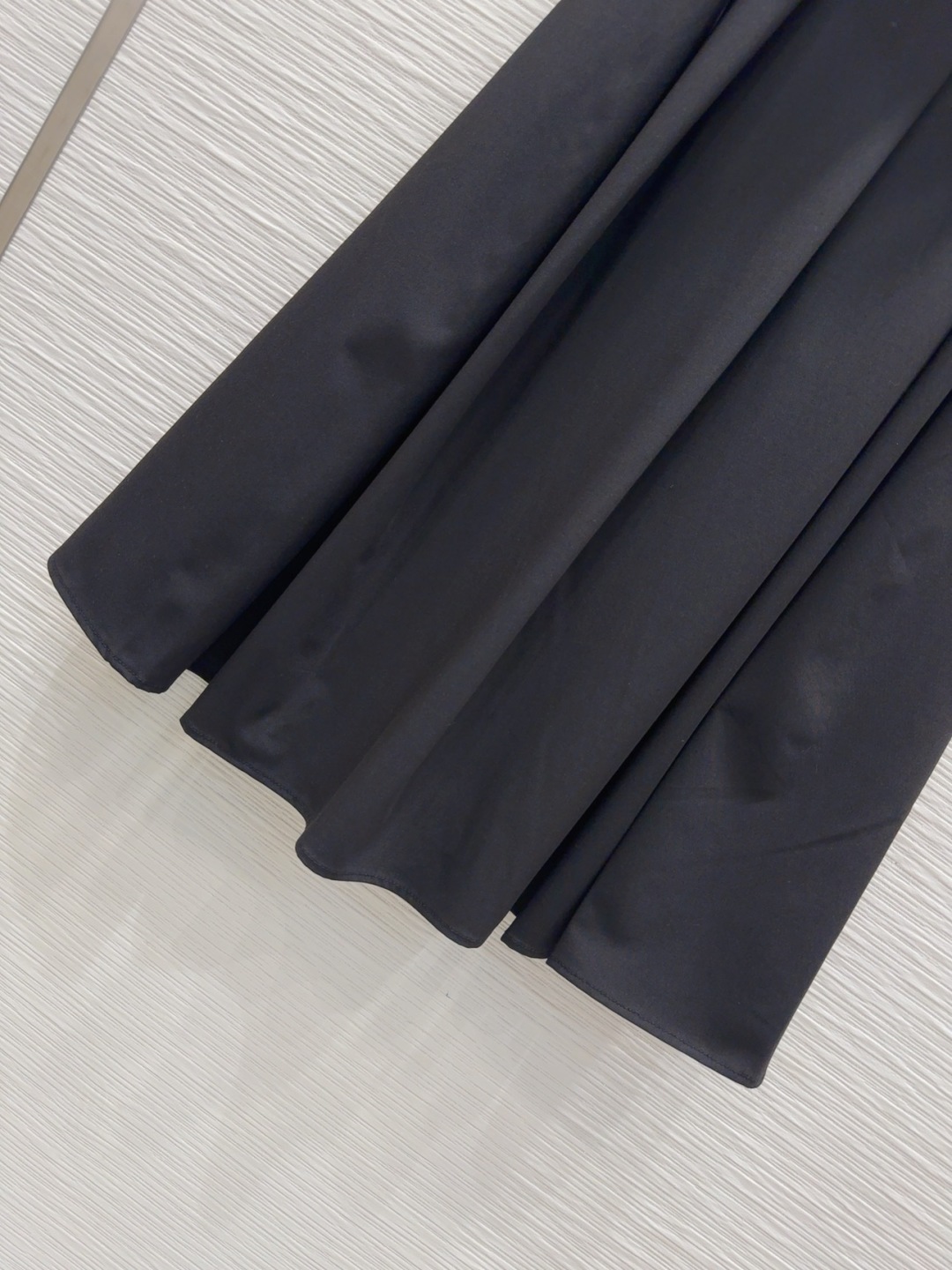 Louis Vuitton 2025SS Elegant Midi Dress - Luxurious & Refined 5 cmp i1748337645870 1720 0 8