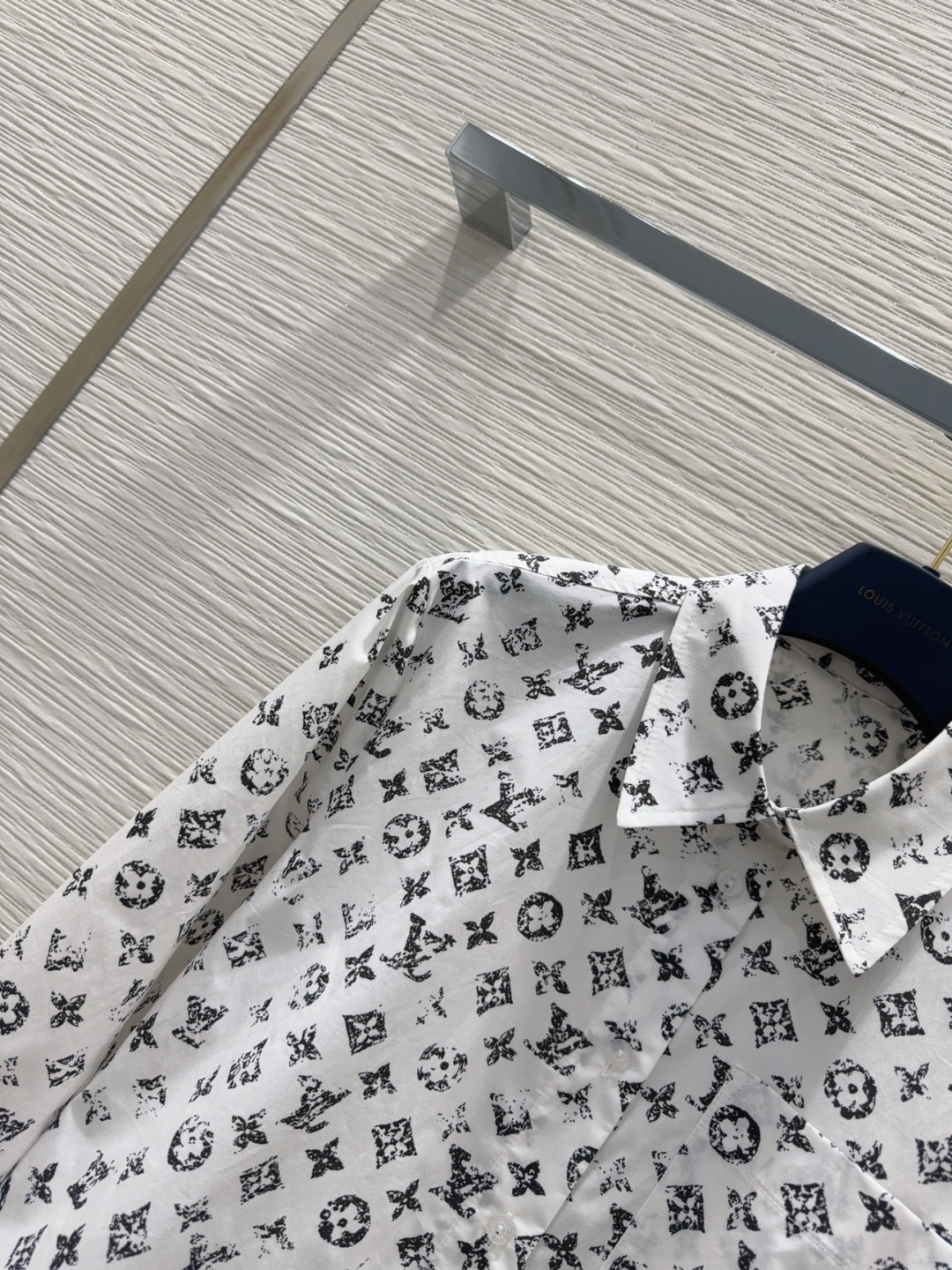 Louis Vuitton’s Versatile Female Dress: 2025SS Collection in One Color, Easy Style. - 图片 3