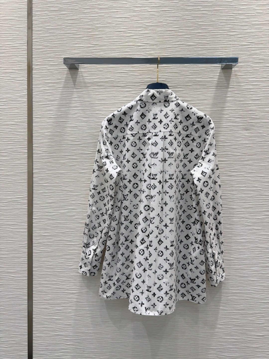 Louis Vuitton’s Versatile Female Dress: 2025SS Collection in One Color, Easy Style. - 图片 9
