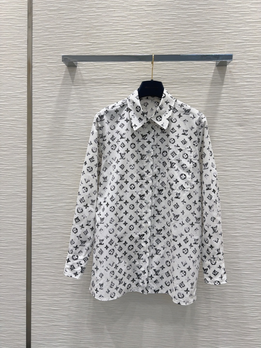 Louis Vuitton’s Versatile Female Dress: 2025SS Collection in One Color, Easy Style. - 图片 1
