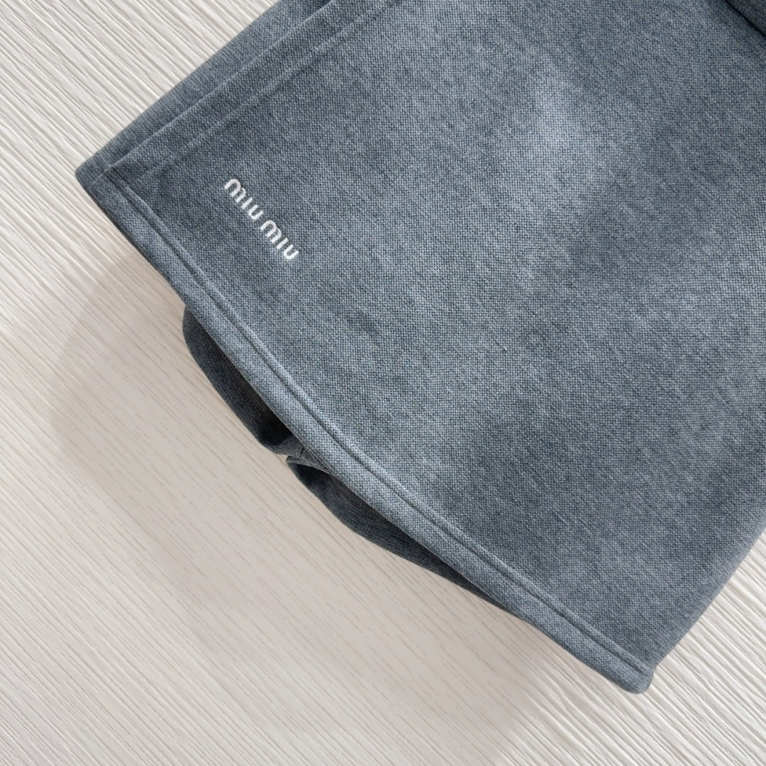 “Comfortable and Stylish P816 Female Suit by Miu Miu 2025FW Collection” - 图片 4