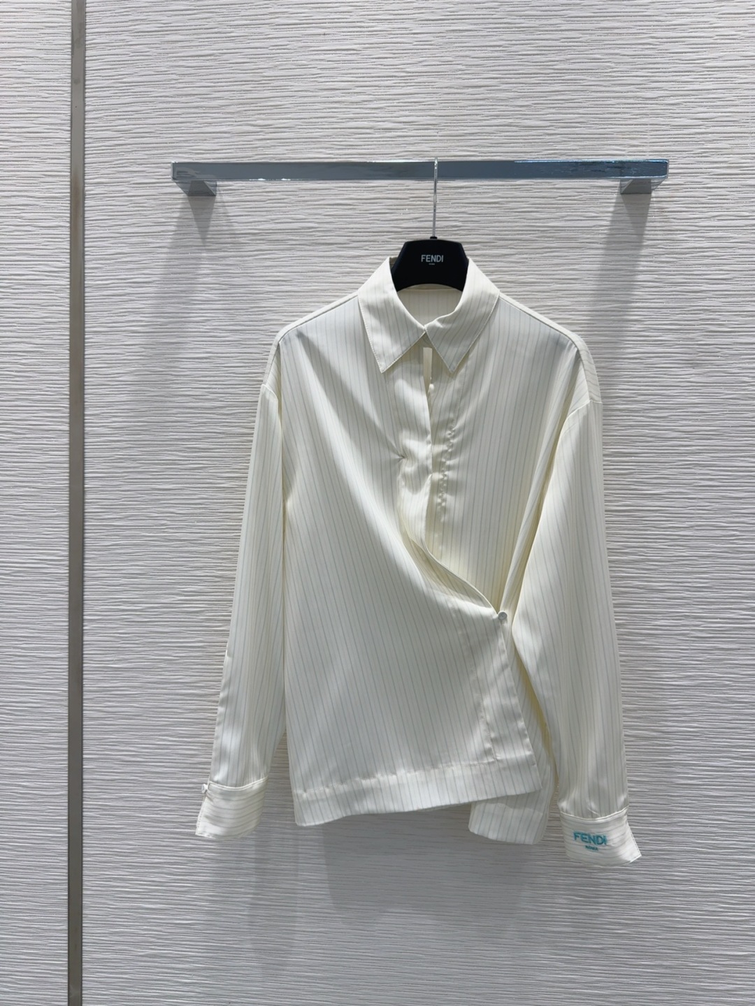 “Fend* 2025 FW Women’s Suit with Wrapper: Classic, Stylish, and Easy to Handle for Fashionable Leisure Girls”