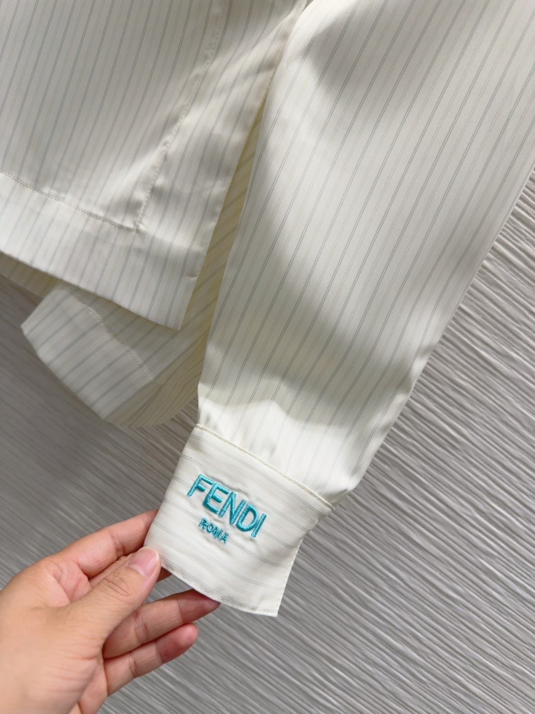 “Fend* 2025 FW Women’s Suit with Wrapper: Classic, Stylish, and Easy to Handle for Fashionable Leisure Girls” - 图片 4