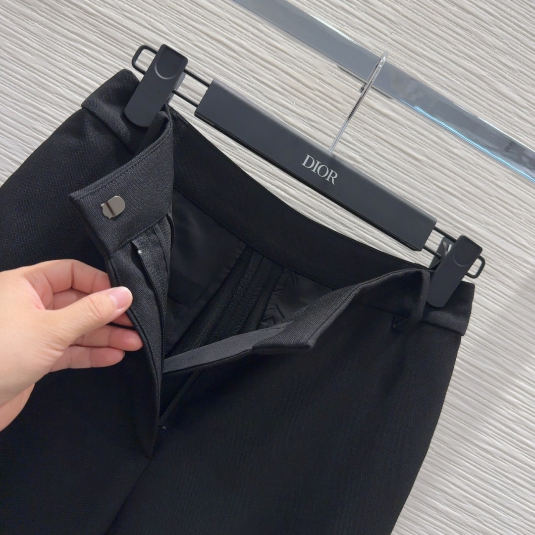 “Christian Dior 2025 FW Women’s Suit Review: Original, Luxurious, Custom-Made Fabrics” - 图片 4